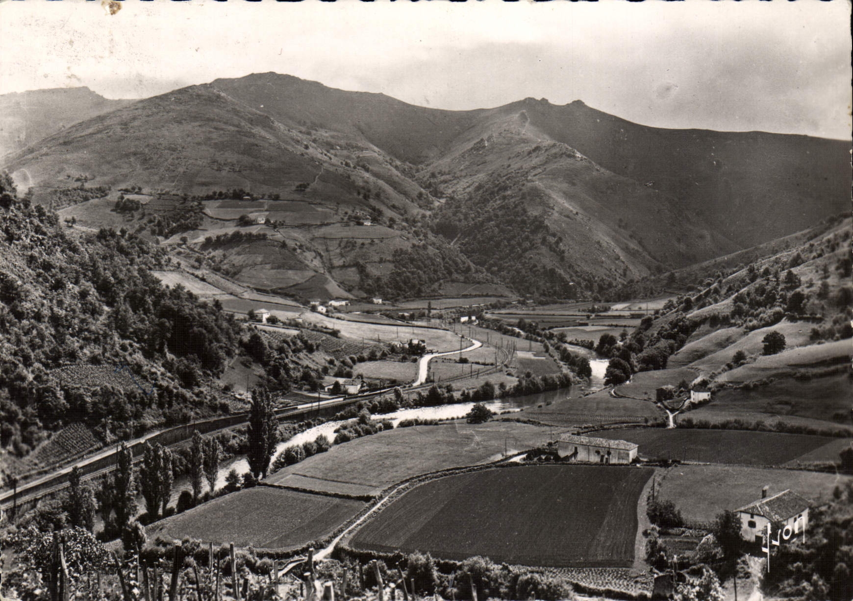 Bidarray (Basses-Pyrénées) — Vallée de la Nive — Éditions d'Art Cambo, série 3663 N - Recto