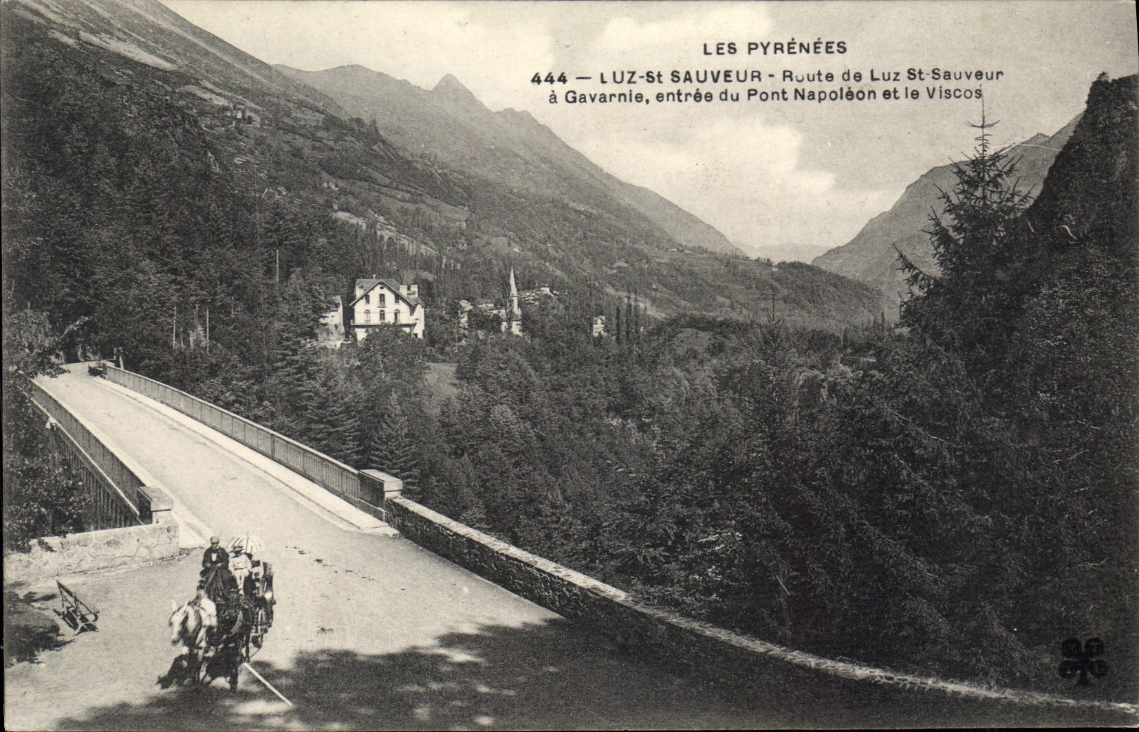 CPA Luz St Sauveur Route pont Napoléon
