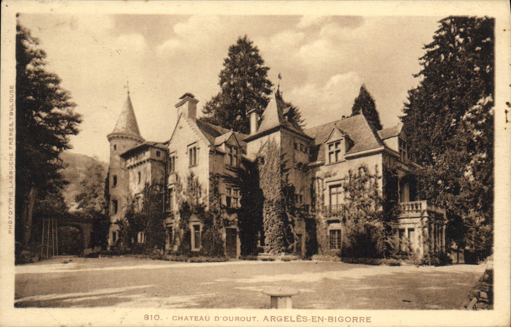 Château d'Ourout — Argelès-en-Bigorre — Phototypie Labouche Frères, Toulouse, n° 810