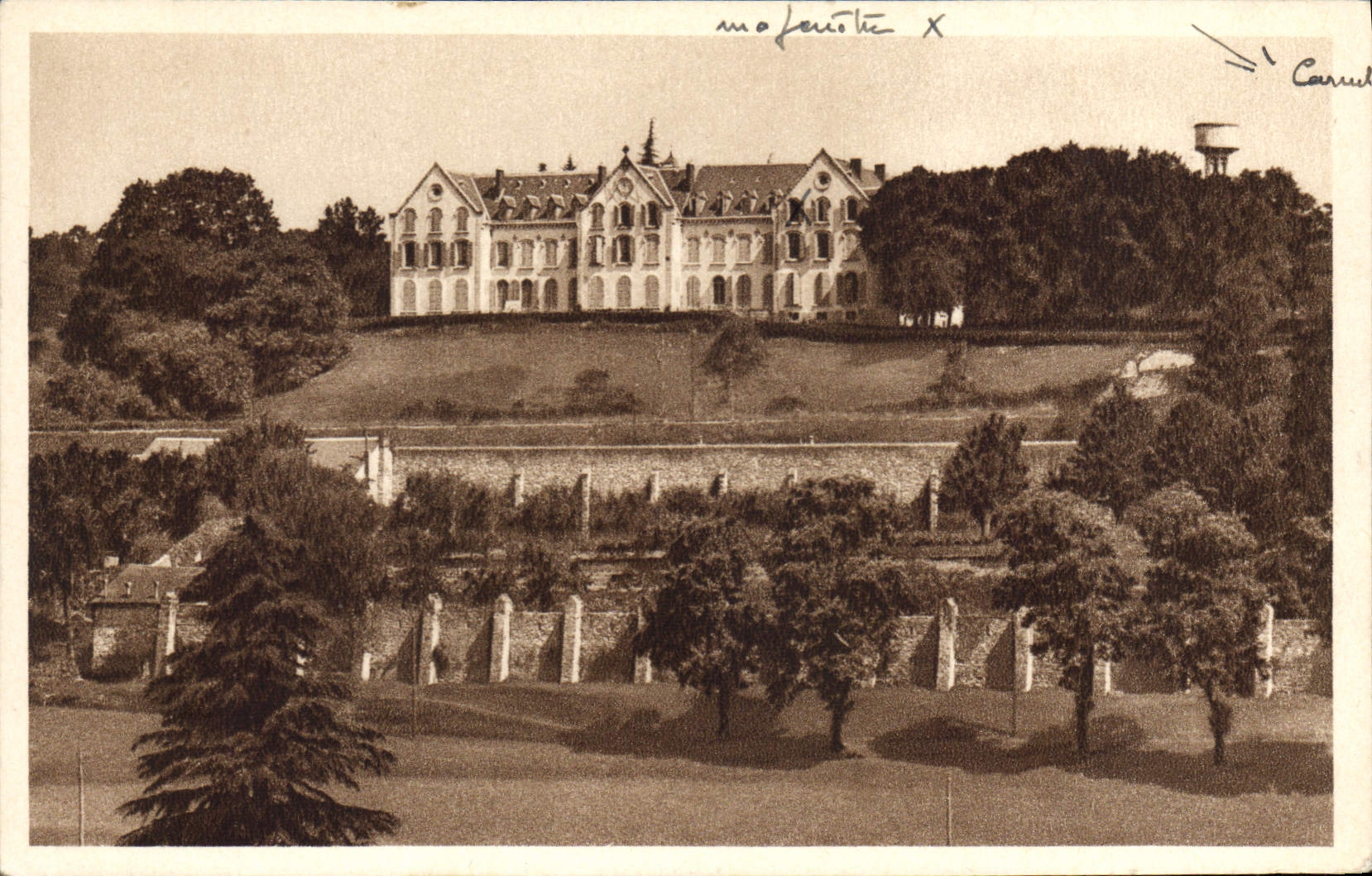 Château de Carrut — Blick vom Basilika aus — Damenpension