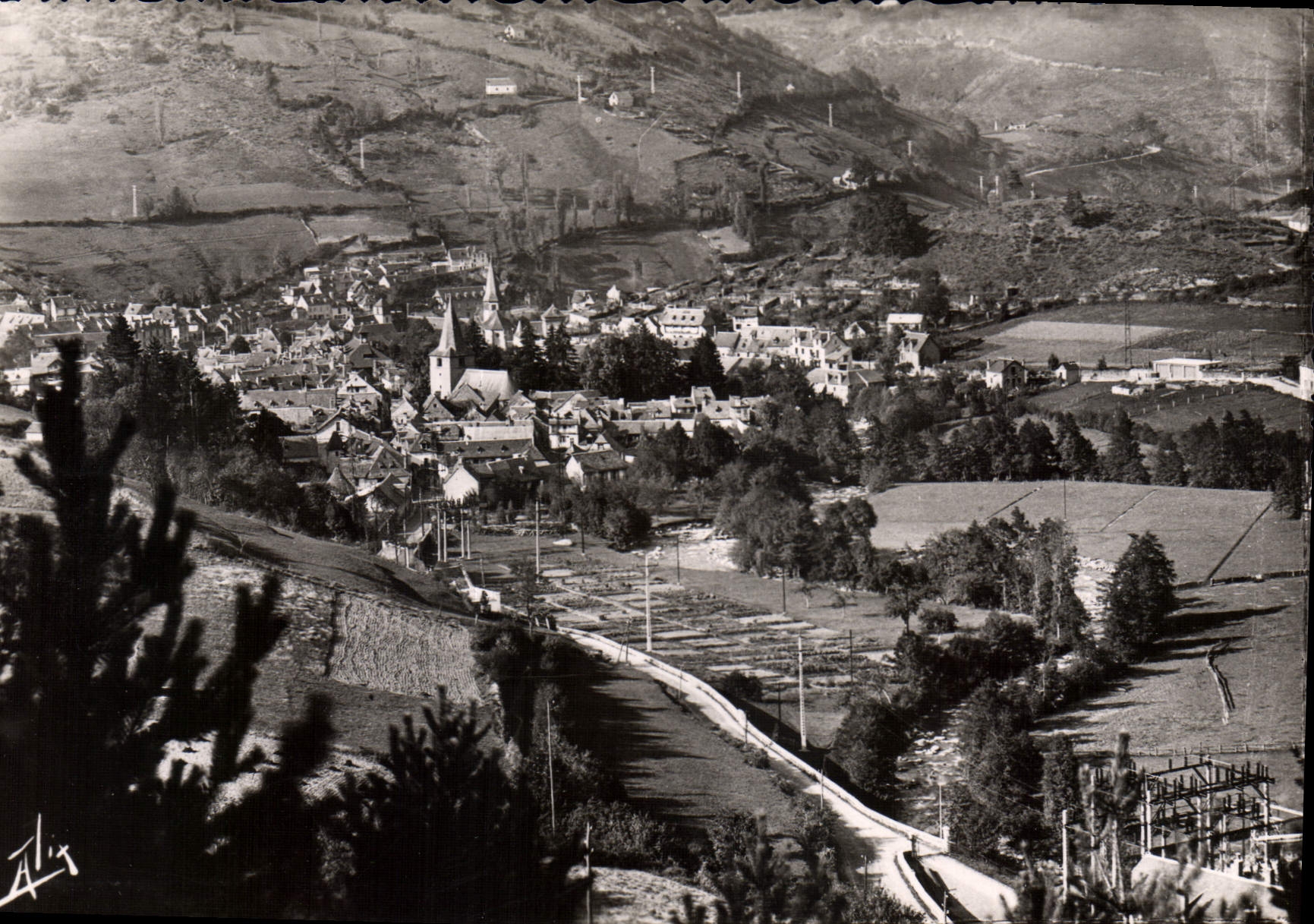 Arreau — Vue générale prise de la route du col de Peyresourde vers le col d'Aspin — Éditions ALIX, Begères-de-Bigorre