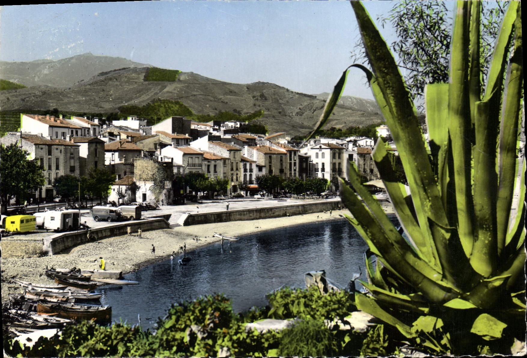 CPSM Collioure Un Coin De la Plage Et Du Faubourg