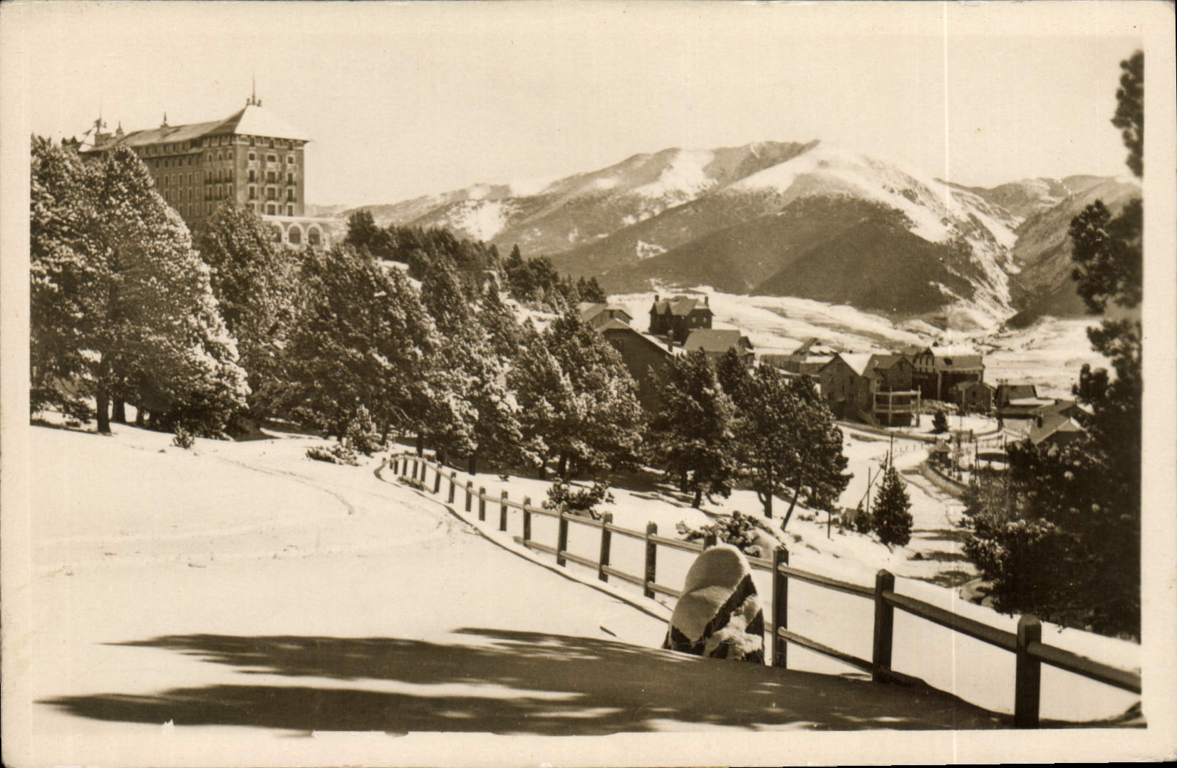 CPA Font Romeu Vue Generale Le Grand Hotel