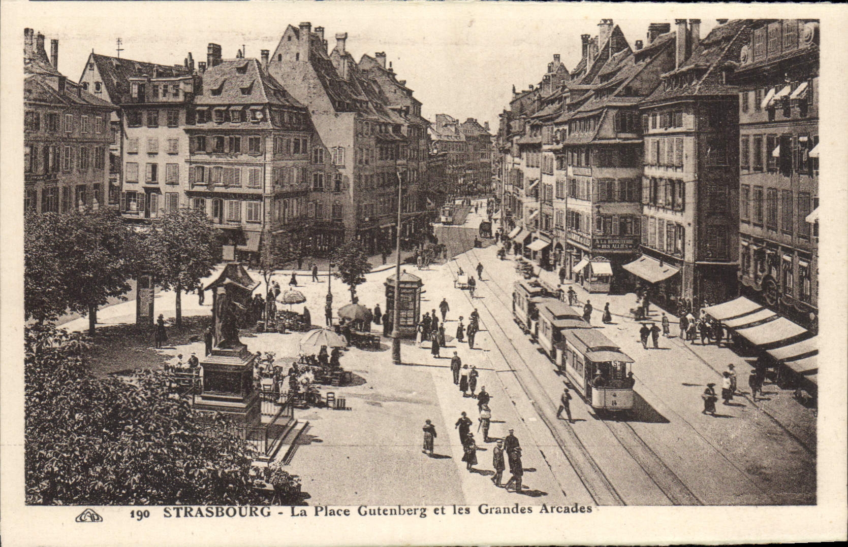 CPA Strasbourg La Place Gutenberg Et les Grandes Arcades