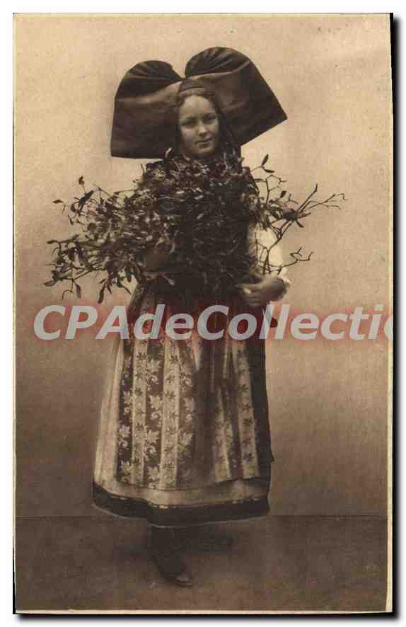 Jeune femme en costume traditionnel — tenant un bouquet de branches — éditeur Héloïse, Strasbourg