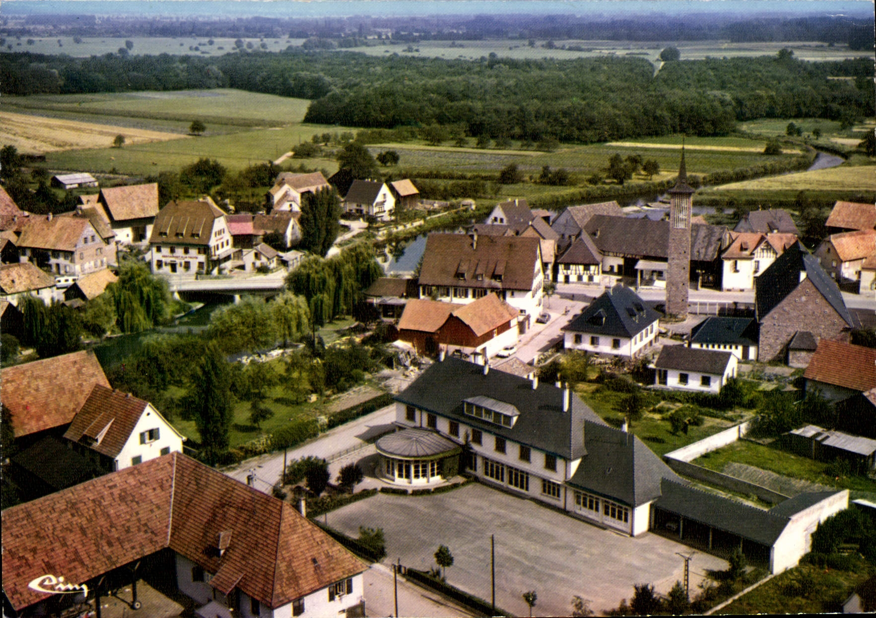 Illhaeusern (Ht-Rhin) — Allgemeine Luftansicht mit Kirche und Gasthof im Zentrum — Drucker CIM