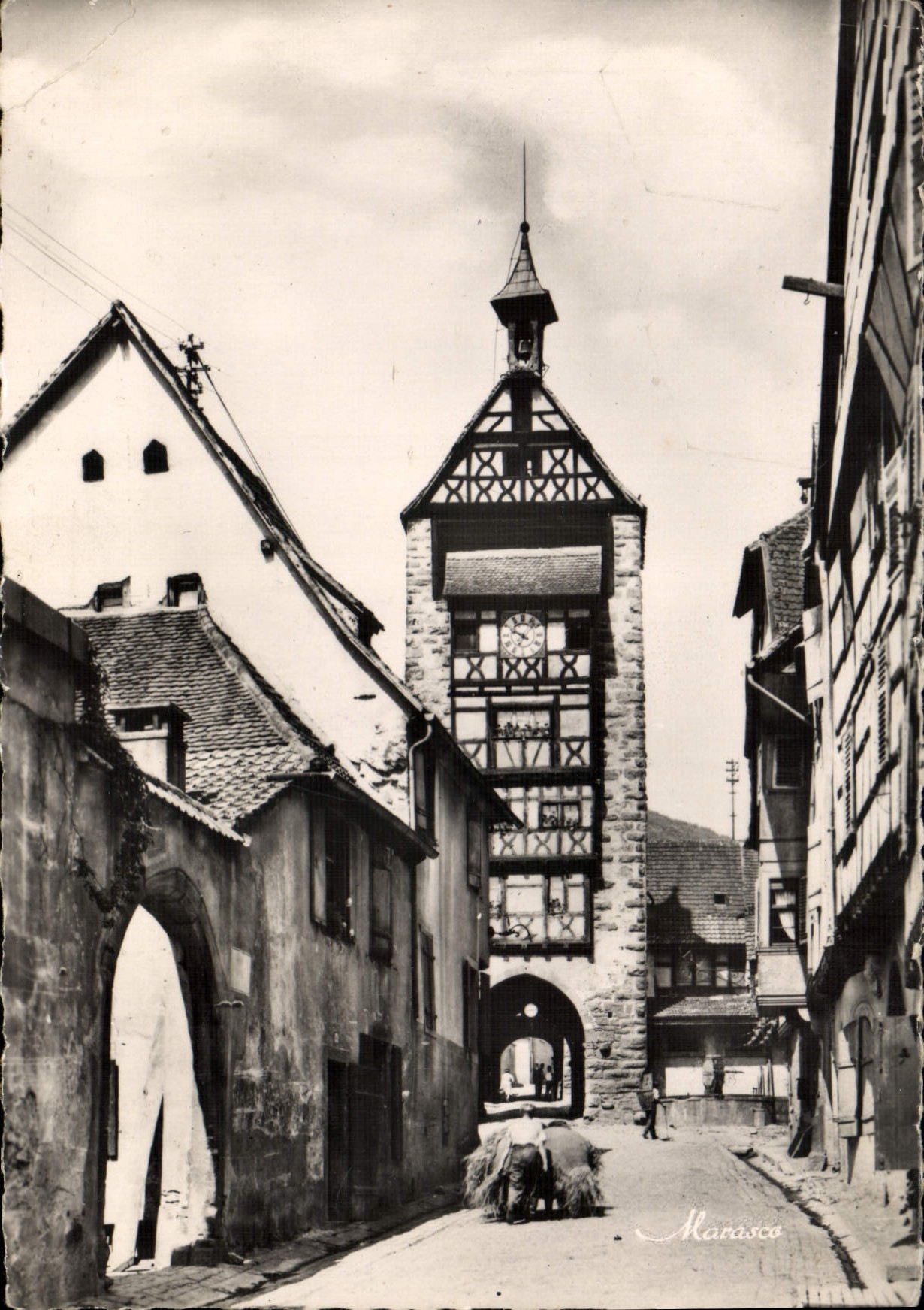 Porte de la ville de Marasco — vue de la rue principale avec la tour horloge — éditeur Marasco