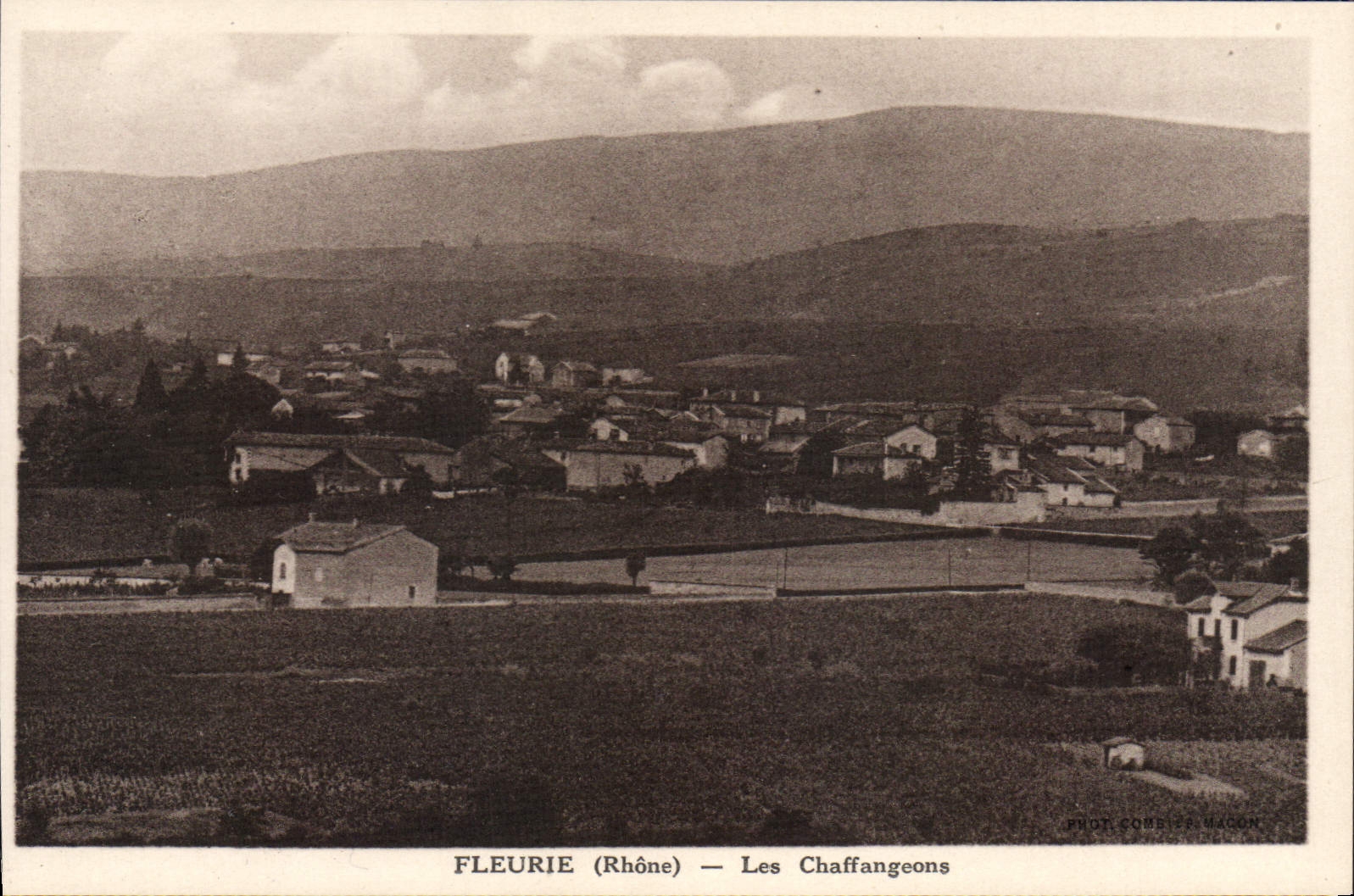 Fleurie (Rhône) — Les Chaffangeons — Phot. Combe & Magon