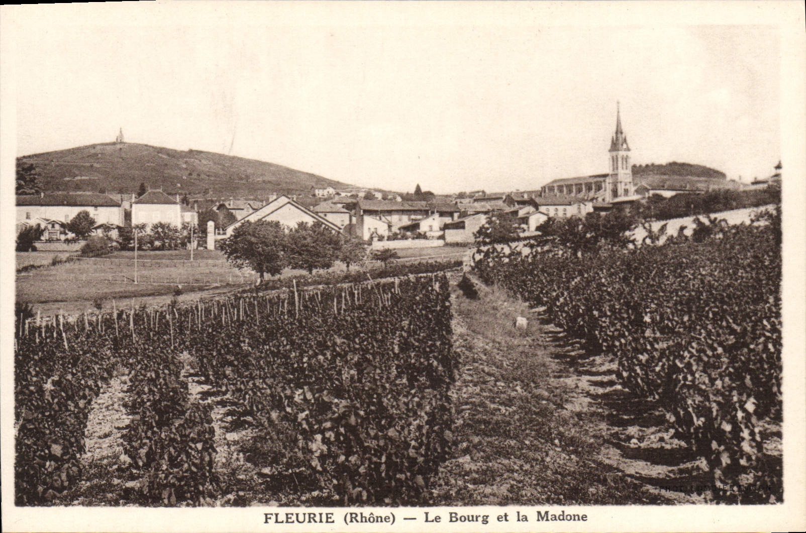 Fleurie (Rhône) — Das Dorf und die Madonna — Phototypie L. Texier