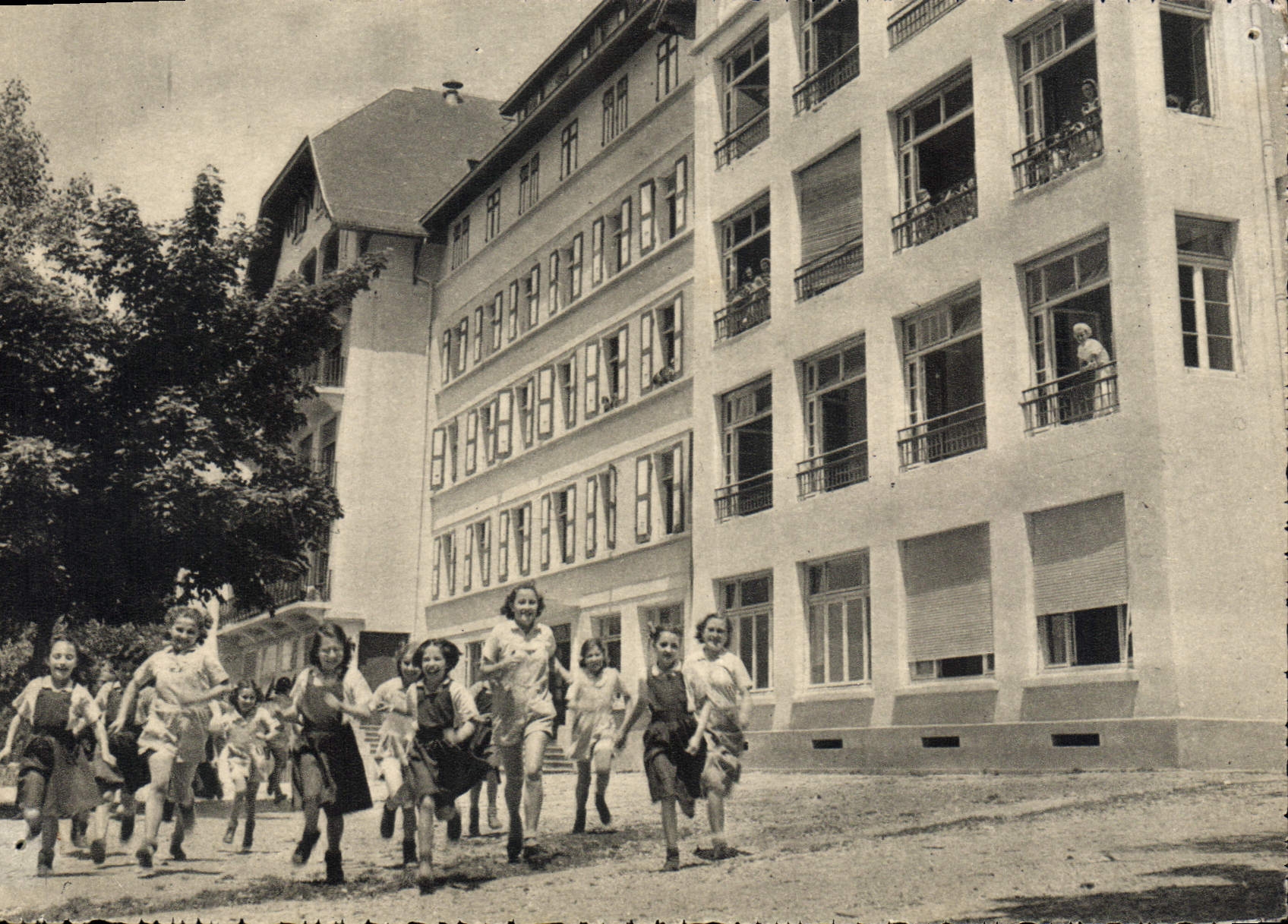 Enfants jouant devant un bâtiment — Aérium de l'Adret, Villard-de-Lans (Isère) — Photo Helio M. Lescuyer & Fils, Lyon