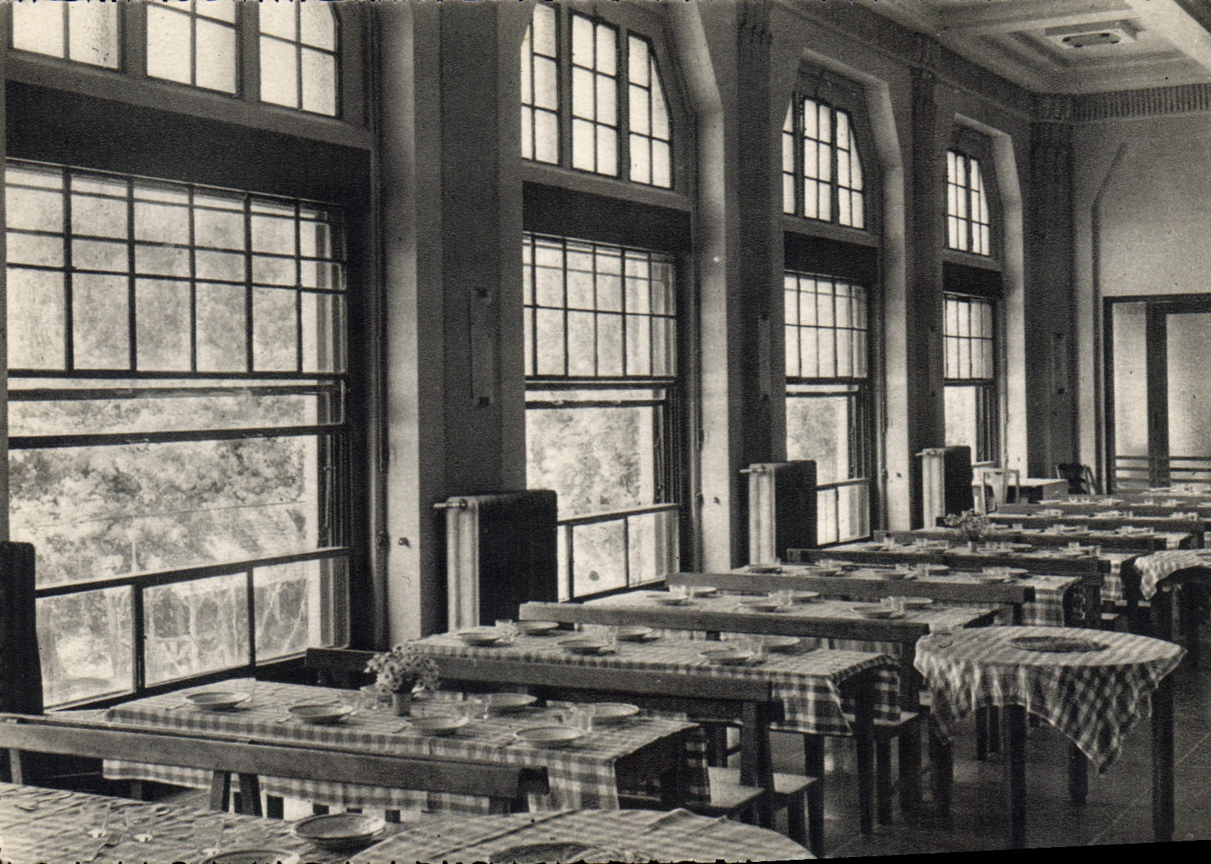 Salle à manger — Aérium de l'Adret — Villard-de-Lans (Isère) — Photo Lombard - Hélio M. Vercouyir & Fils - Lyon