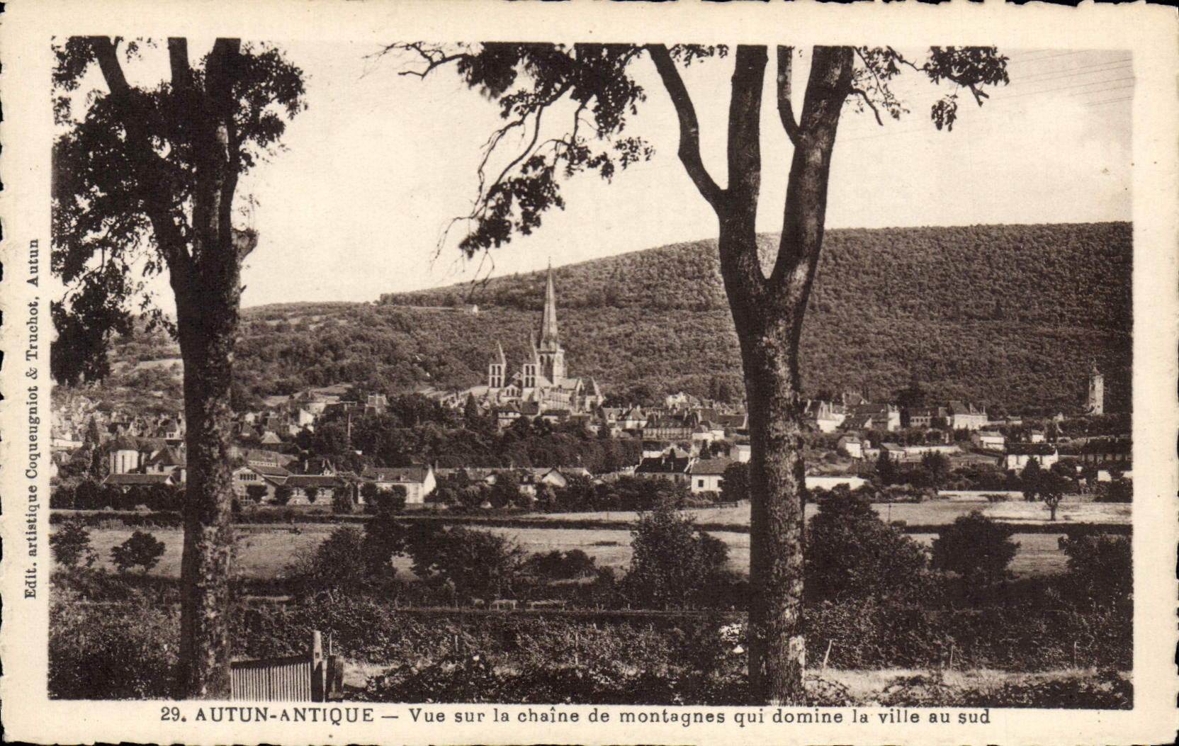 Autun-Antique — Vue sur la chaîne de montagnes qui domine la ville au sud