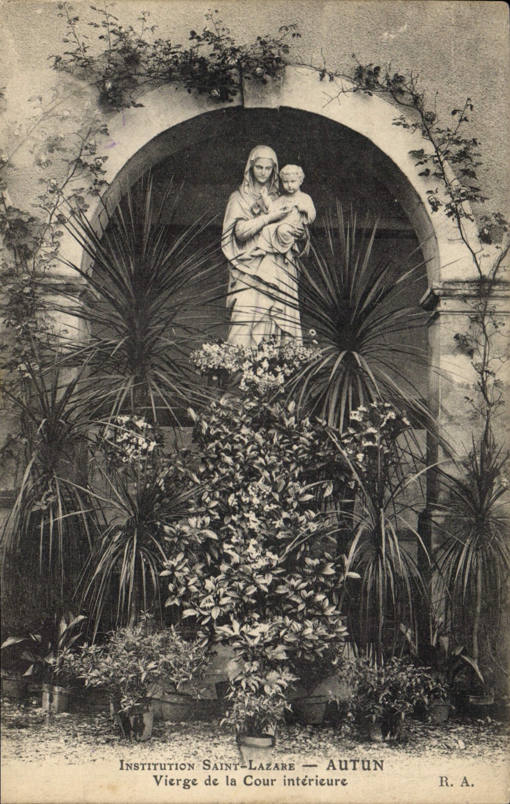 Vierge de la Cour intérieure — Institution Saint-Lazare — Autun