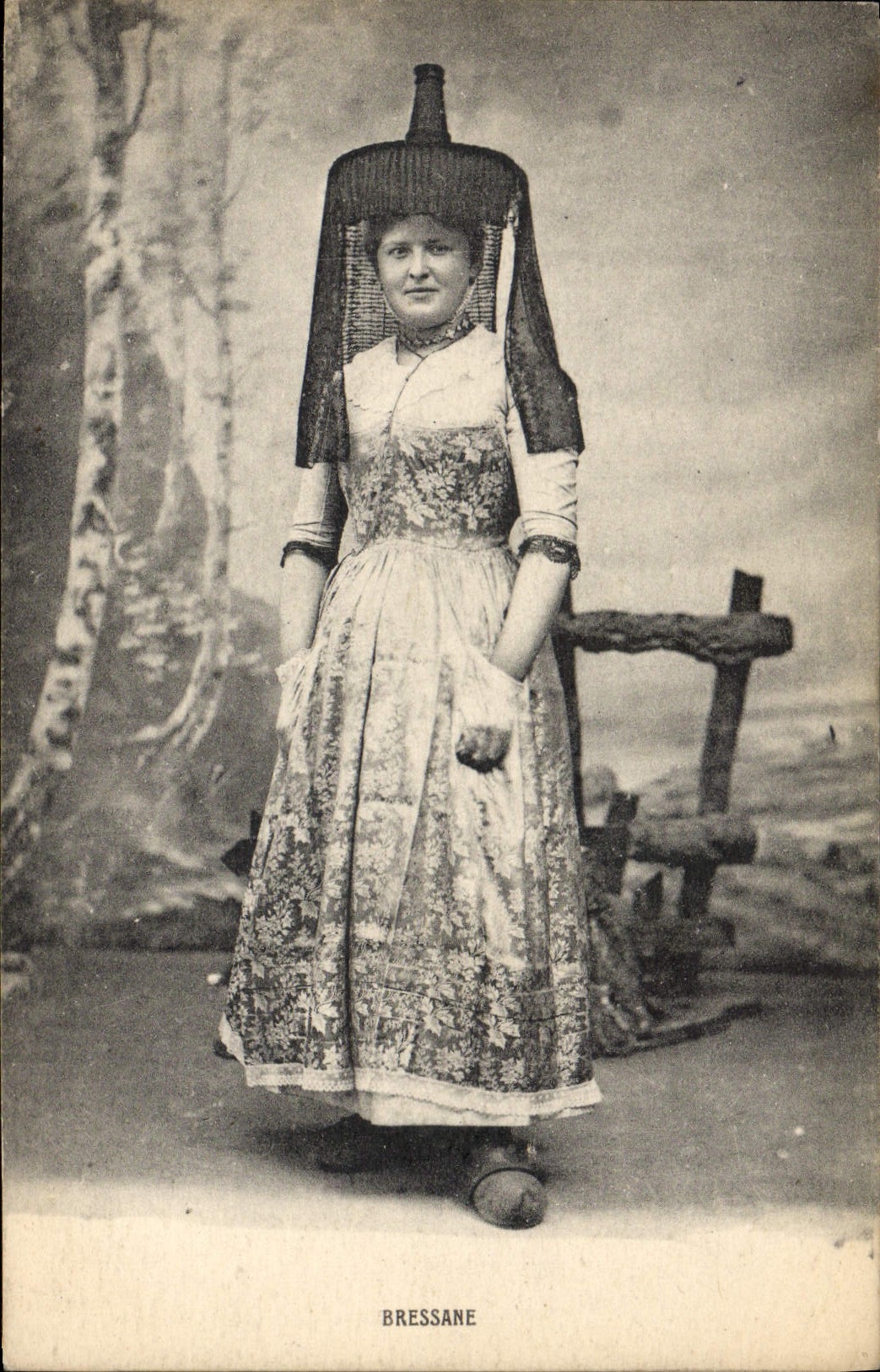 Femme en costume traditionnel — Bressane — éditeur non identifié