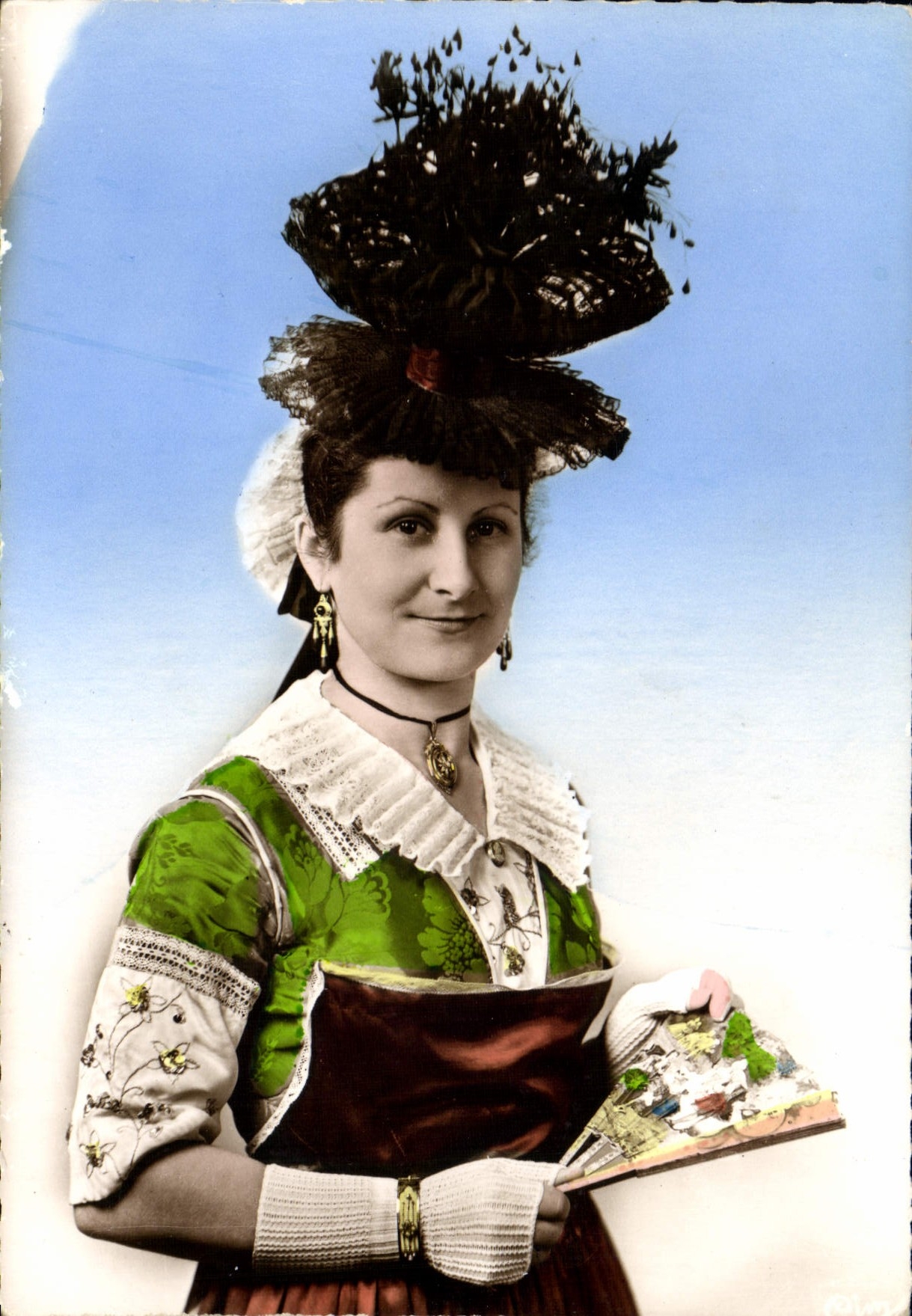 Femme en costume bourgeois tournugeois — Tournus (Saône-et-Loire) — Groupe du Costume Tournugeois, n° 000