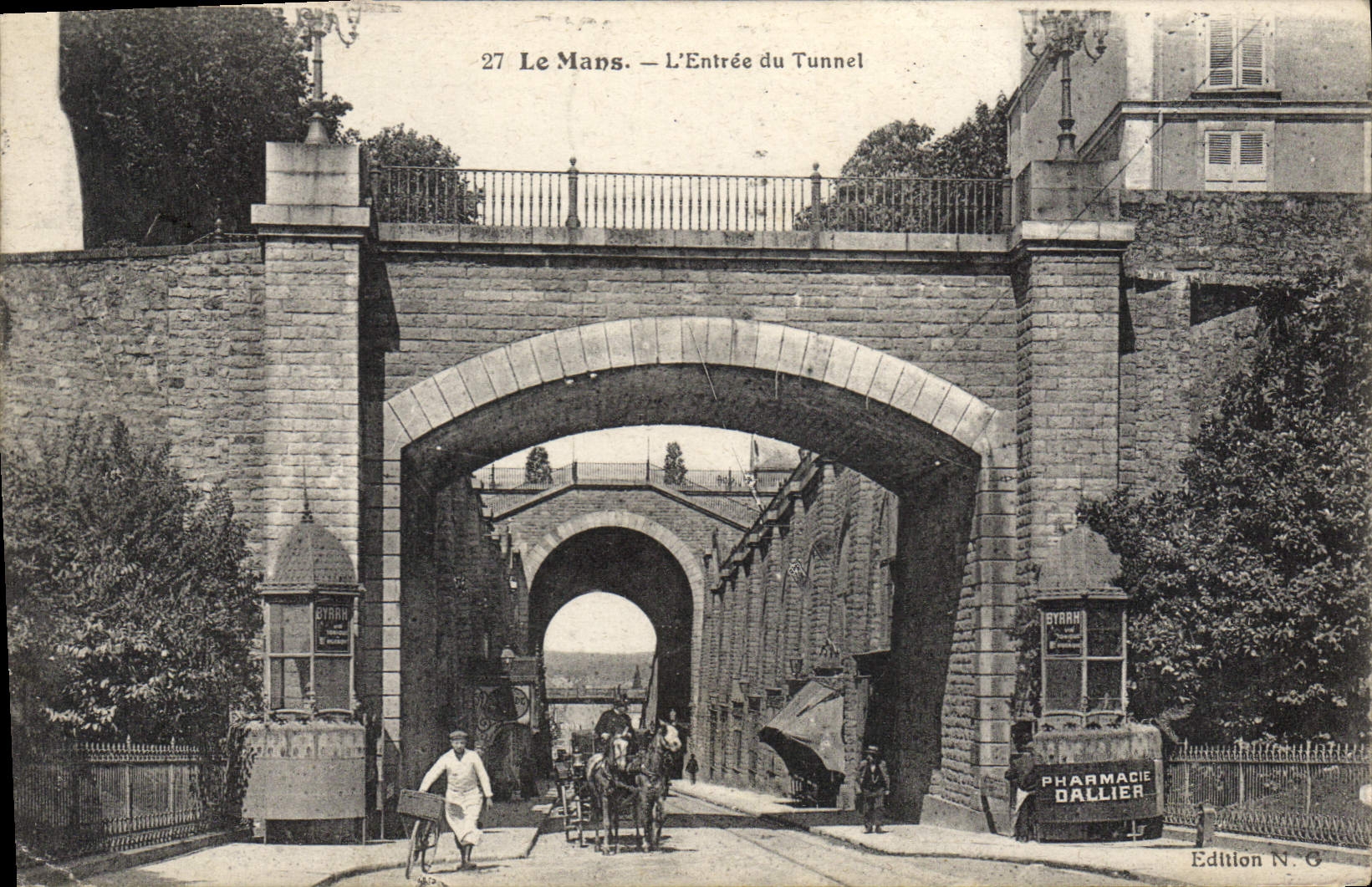 CPA Le Mans L'Entree Du Tunnel pharmacie Dallier