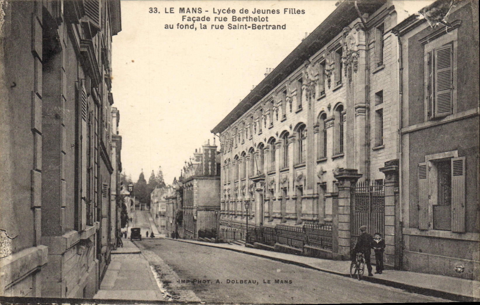 Le Mans - Lycée de Jeunes Filles - Façade rue Berthelot, au fond rue Saint-Bertrand