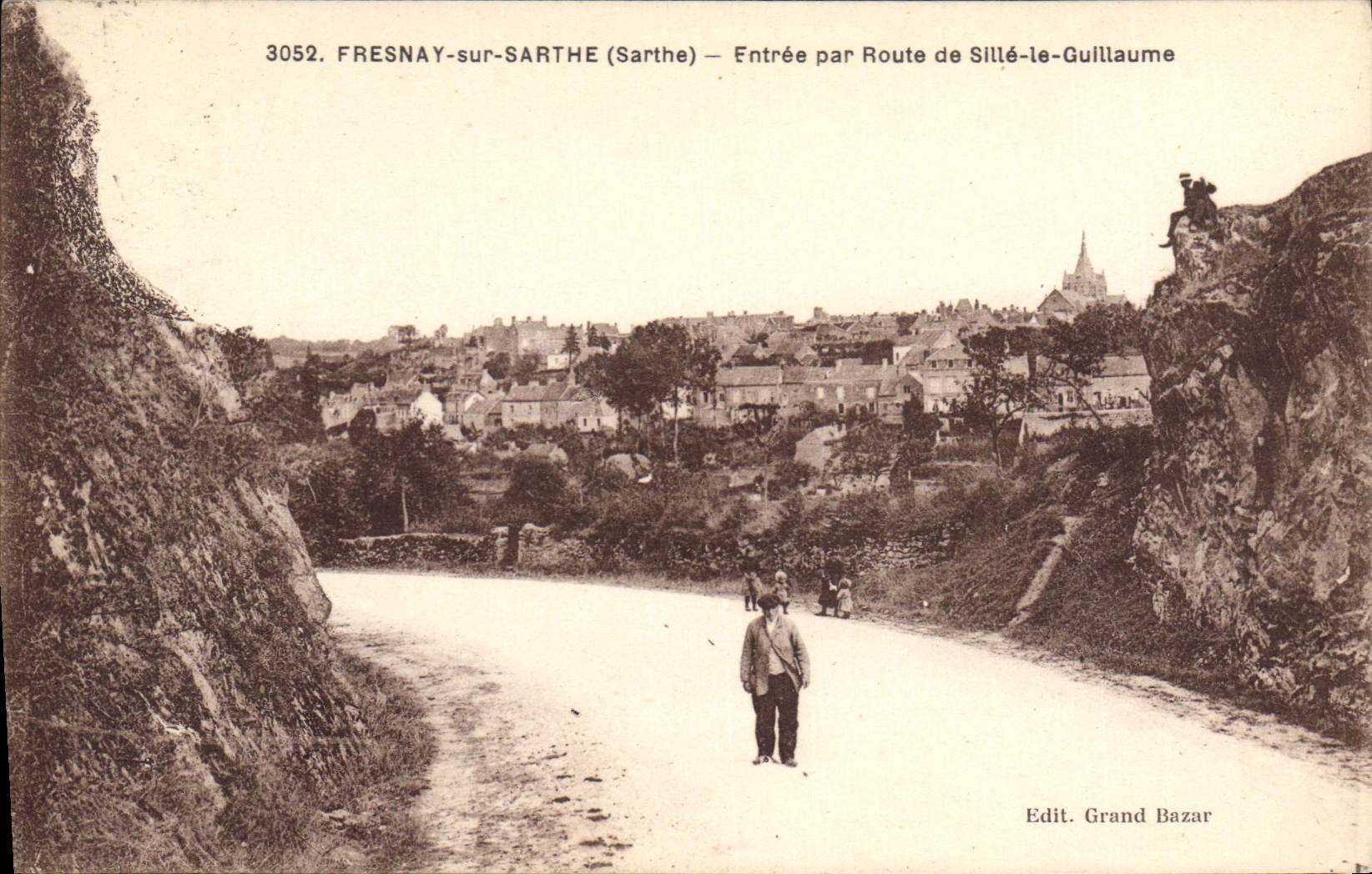 CPA Fresnay Sur Sarthe Entree Par Route De Sille Le Guillaume
