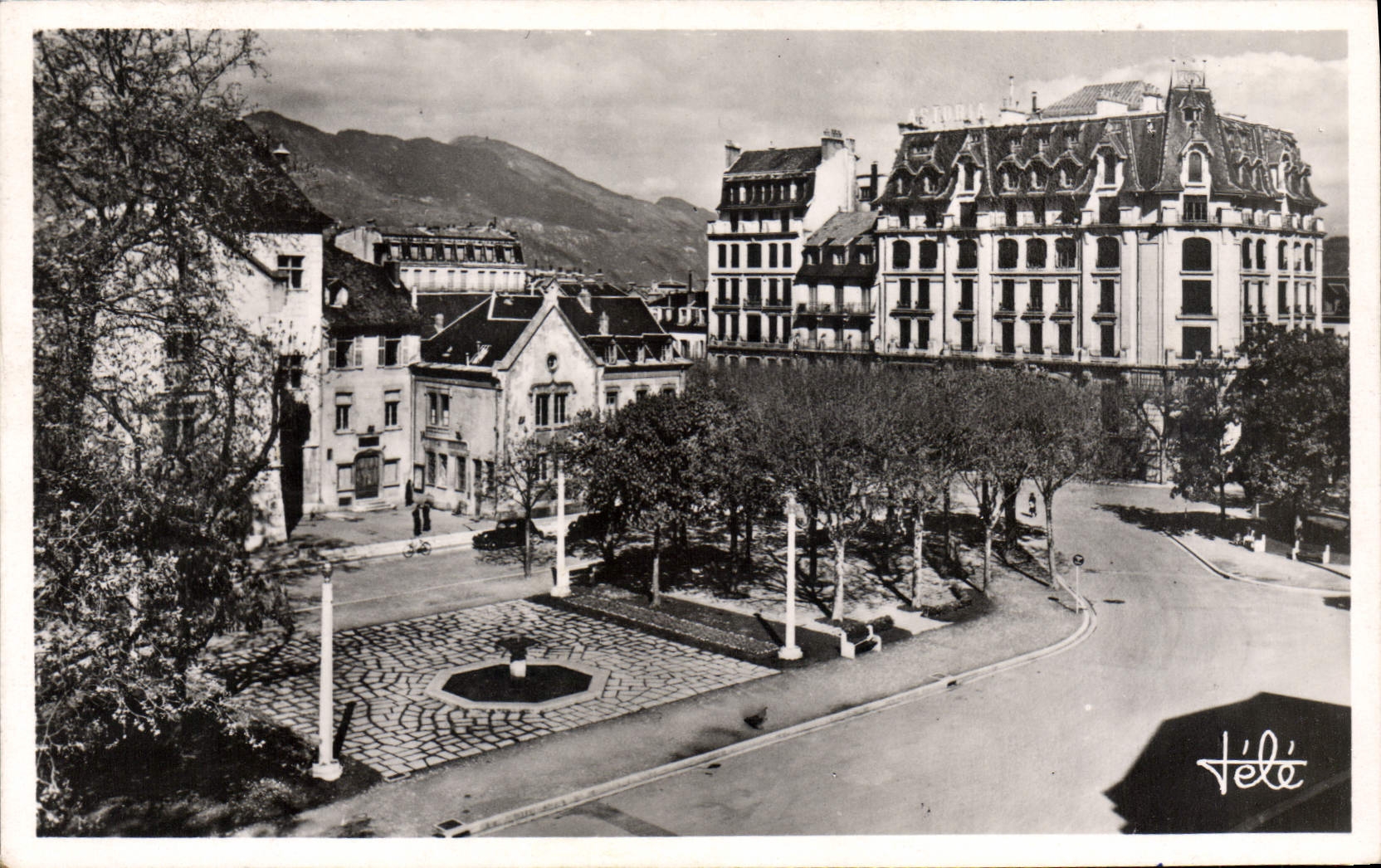 Aix-les-Bains - Place des Thermes — La Mairie et Hôtel Astoria — Édition TÉLÉ