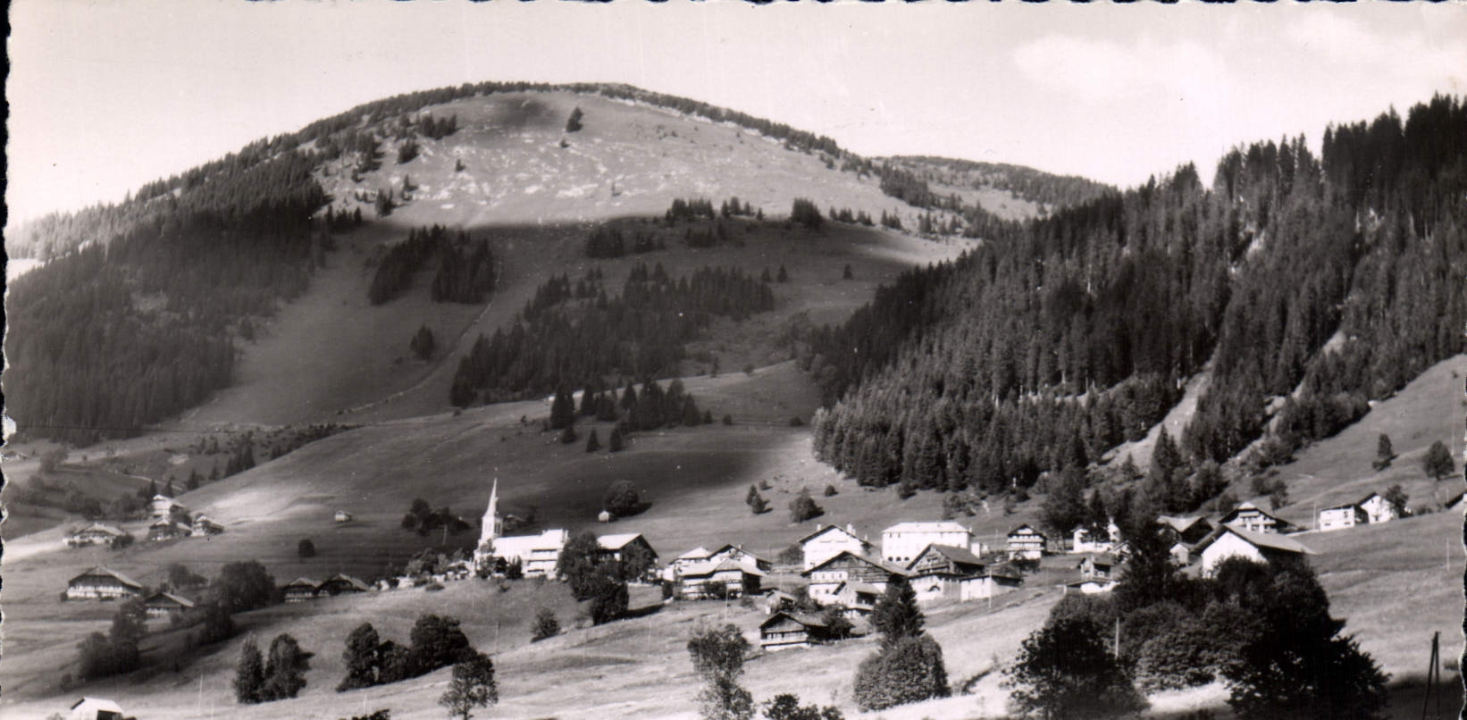 Châtel (Haute-Savoie) — Vue générale - Le Morclan (1985 m.) — Photographe Maçon