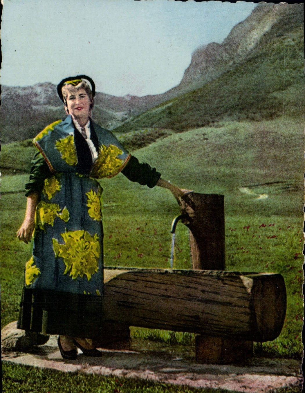 CPA Savoie Une jolie Tarine La Fontaine