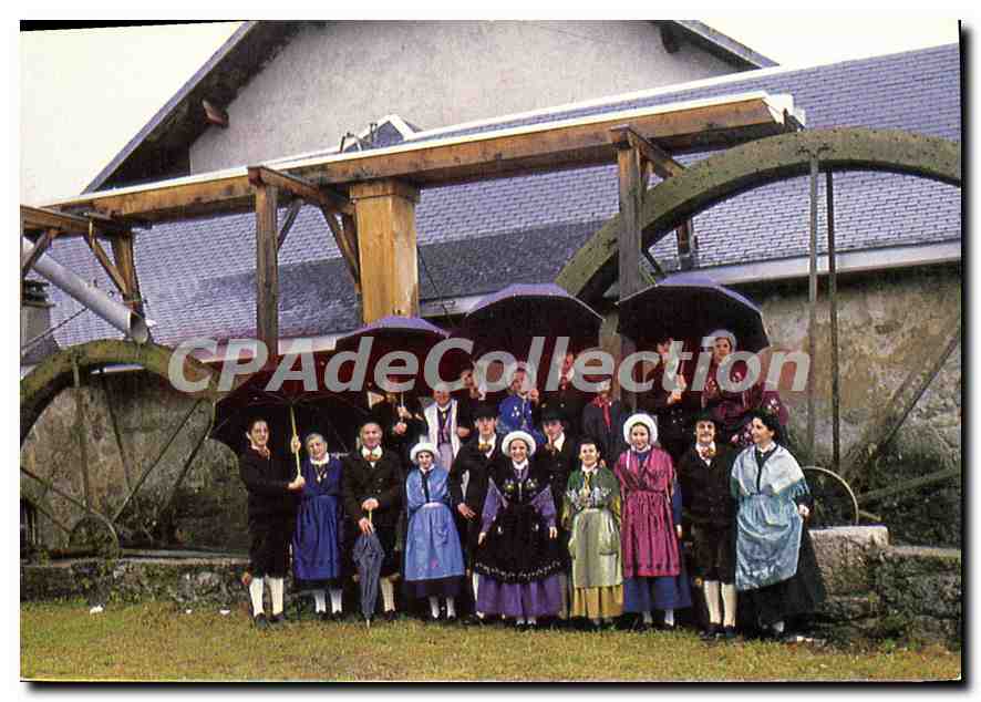 Groupe de personnes en costume traditionnel devant une roue à eau — Annecy — CPAdeCollection