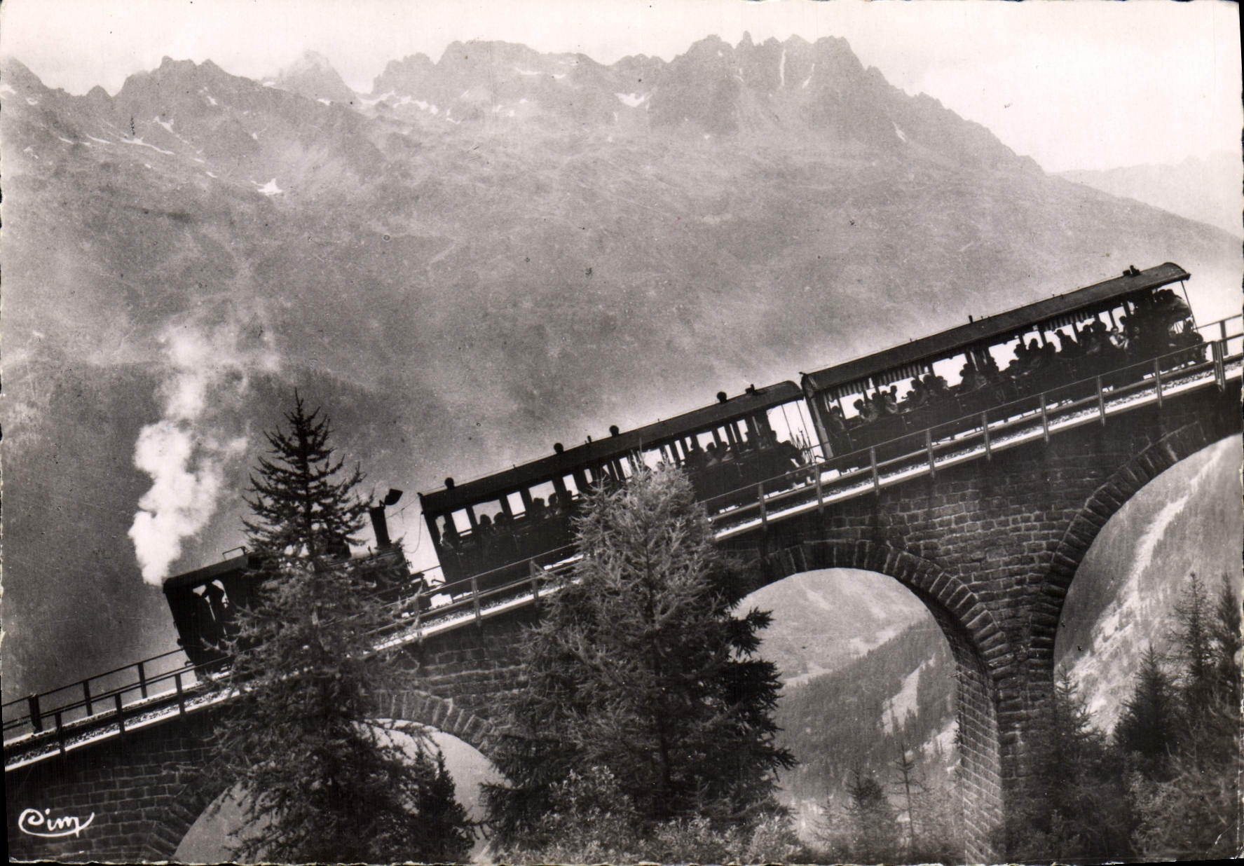 Het Kleine Trein met kabelbaan van Montenvers — over het viaduct — Foto Comblé (S.-E.T.L.)