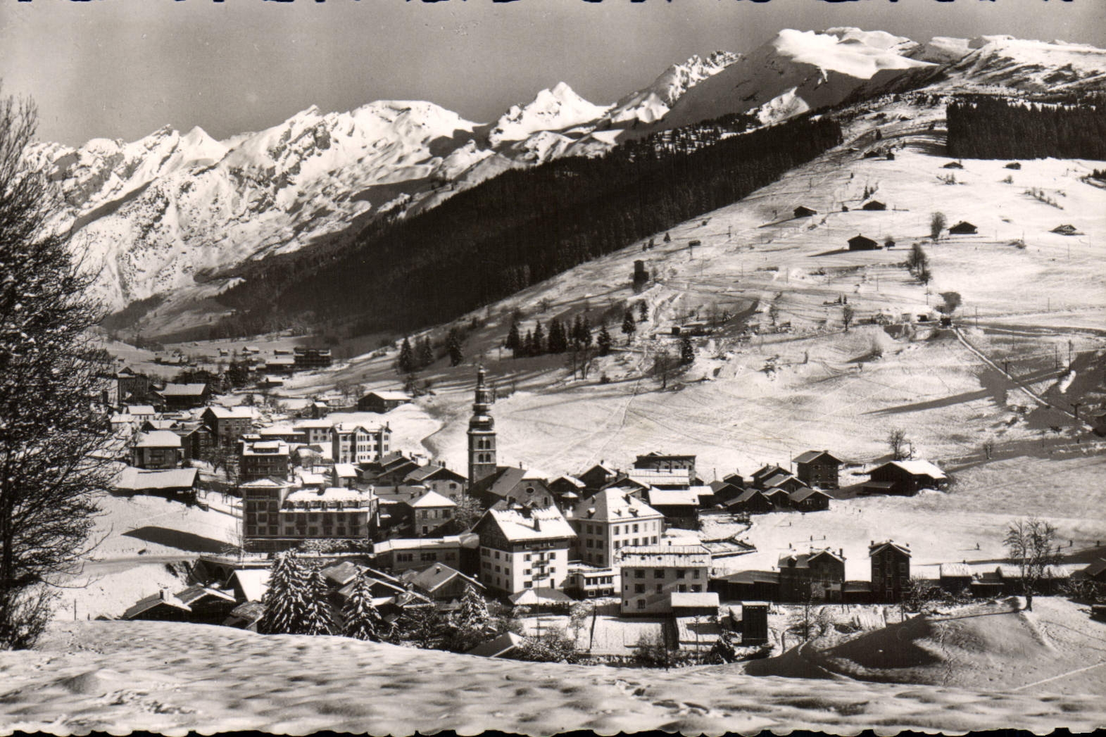 La Clusaz (1010 m.) — Vue générale et Chaîne des Aravis — Éditeur : Fabrique française