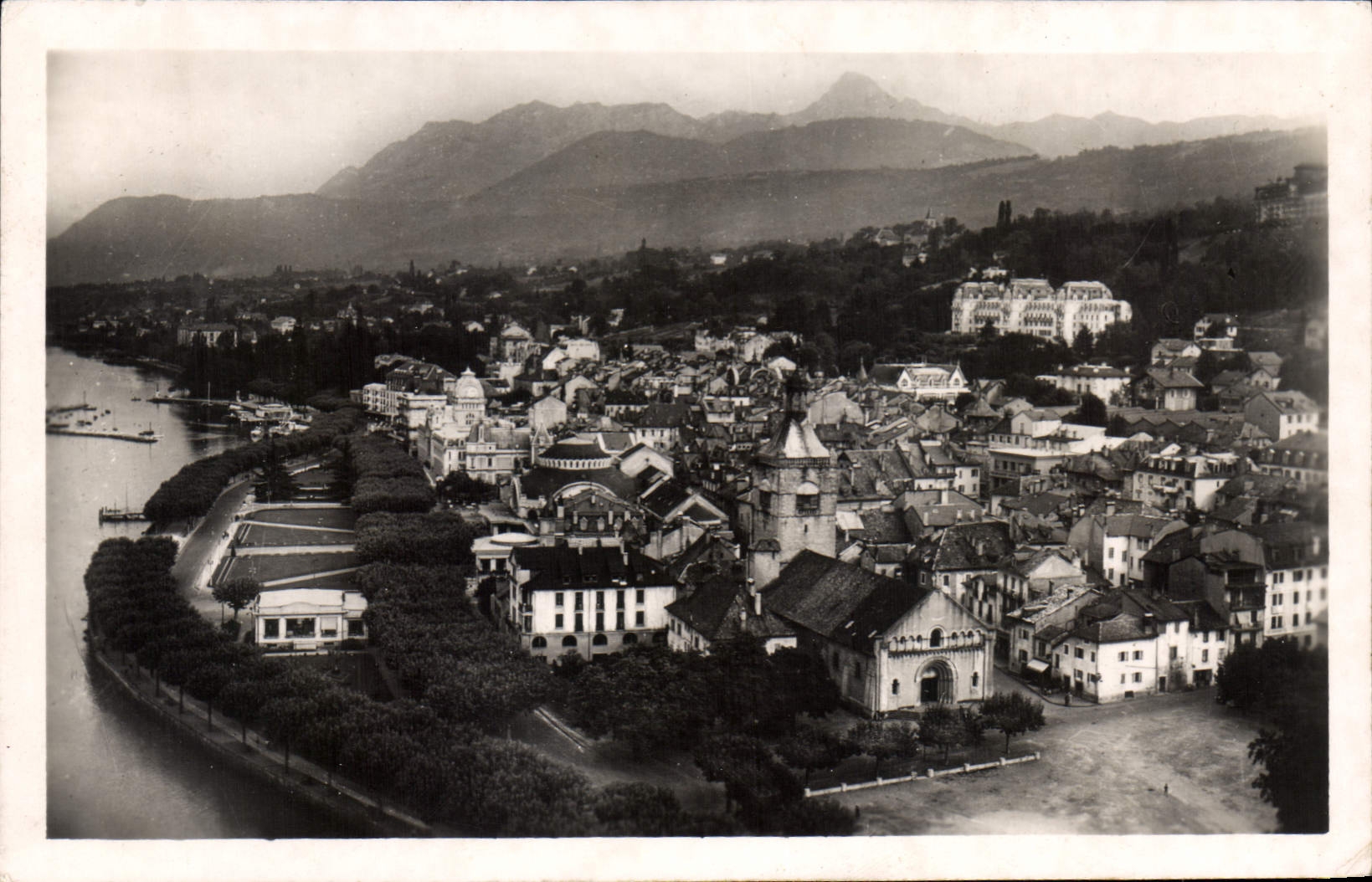 Évian-les-Bains (Haute-Savoie) — vue aérienne avec la Dent d'Oche — Photo aérienne J. Cellard, n° 10