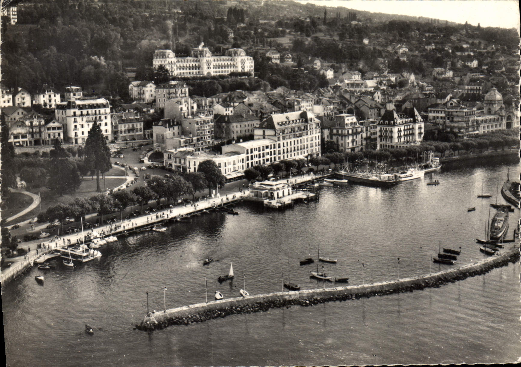 Evian-les-Bains — Vue aérienne, le Port et les Hôtels — Les Éditions J. Cellard