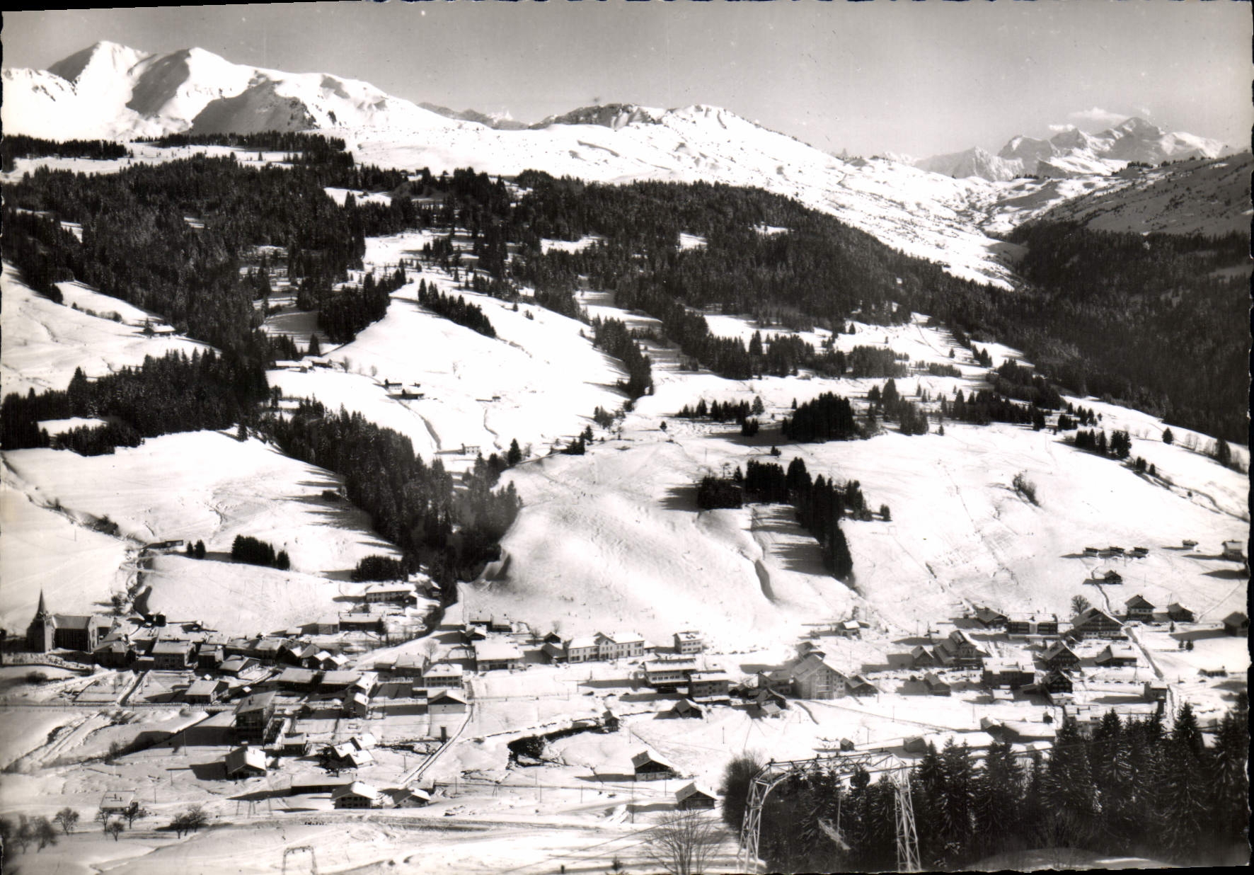 Les Gets (Haute-Savoie) — Station de sports d'hiver au pied des pistes des Chavannes — Photo-Eclair, Saint-Jean-de-Maurienne