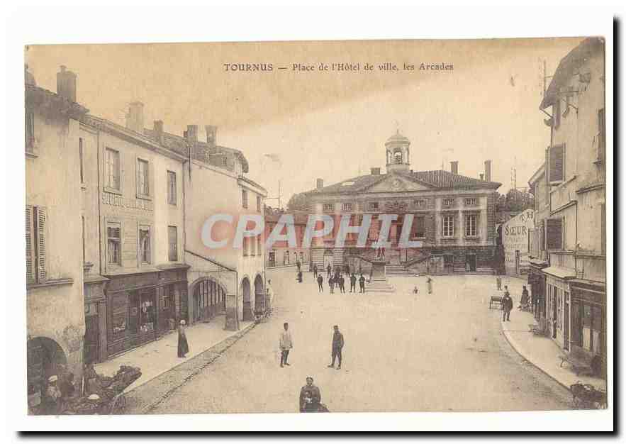 Tournus — Place de l'Hôtel de ville, les Arcades
