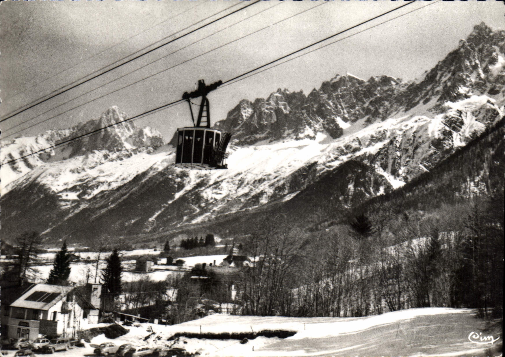 Les Houches (Haute-Savoie), alt. 1008 m. — Sports d'Hiver — La Benne du Téléphérique avec l'Aiguille du Midi et la Chaîne du Mont-Blanc — éditeur CIM