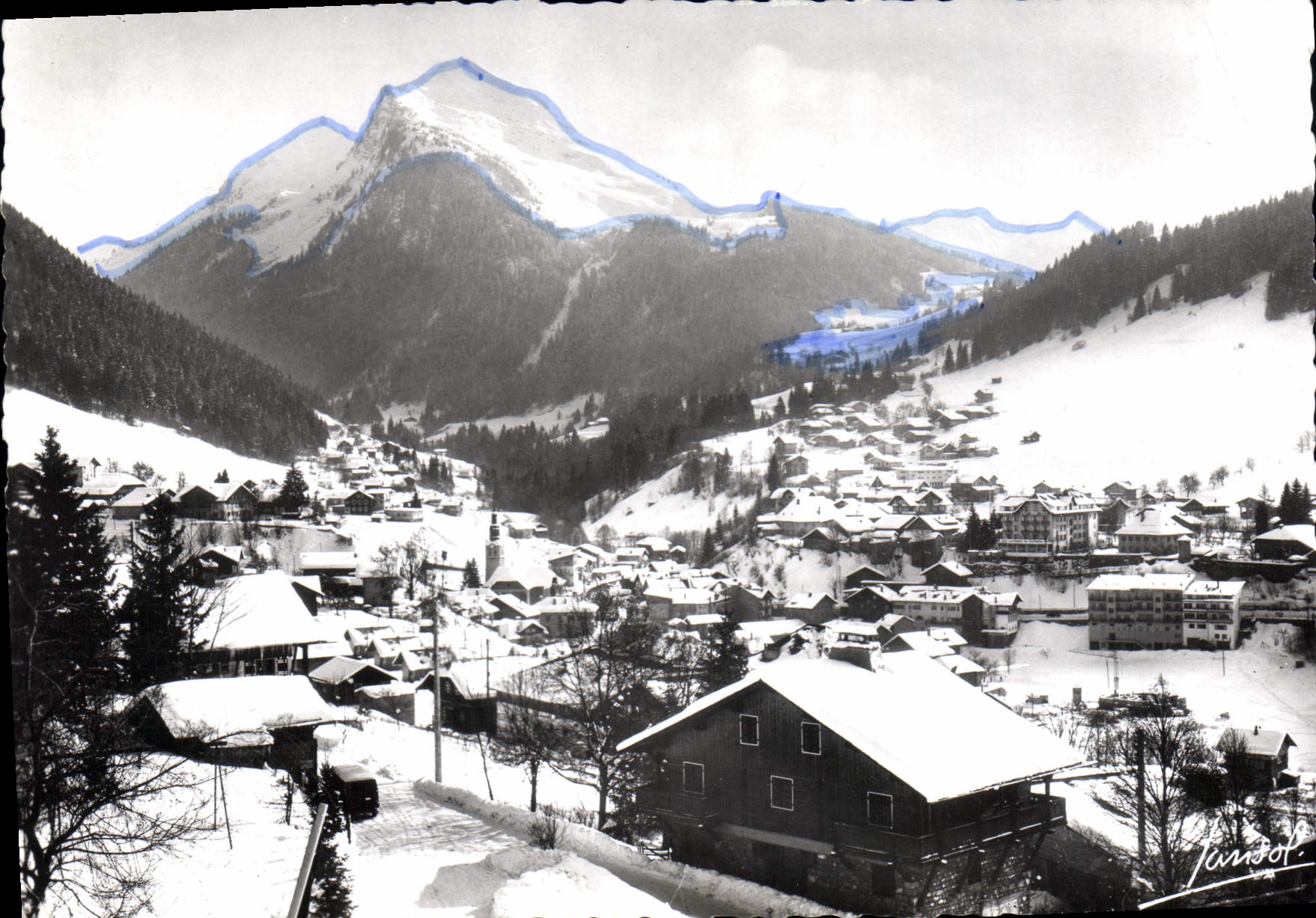 Les Gets (Haute-Savoie) — Vue d'ensemble et la pointe des Marais (2170 m) — Junjol