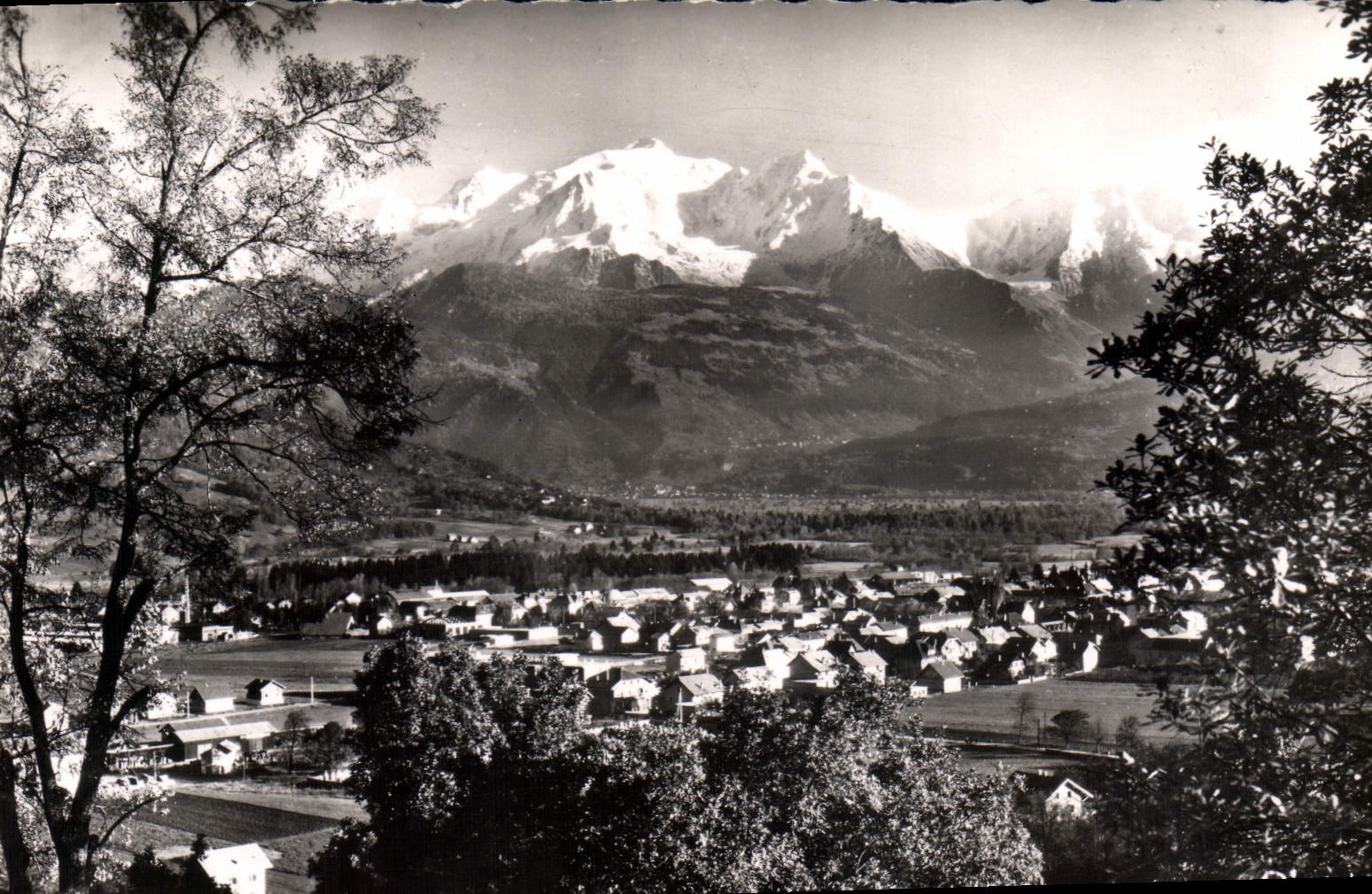Sallanches (Haute-Savoie) — Vue panoramique de la ville et de la chaîne du Mont-Blanc — Photographe Véritable