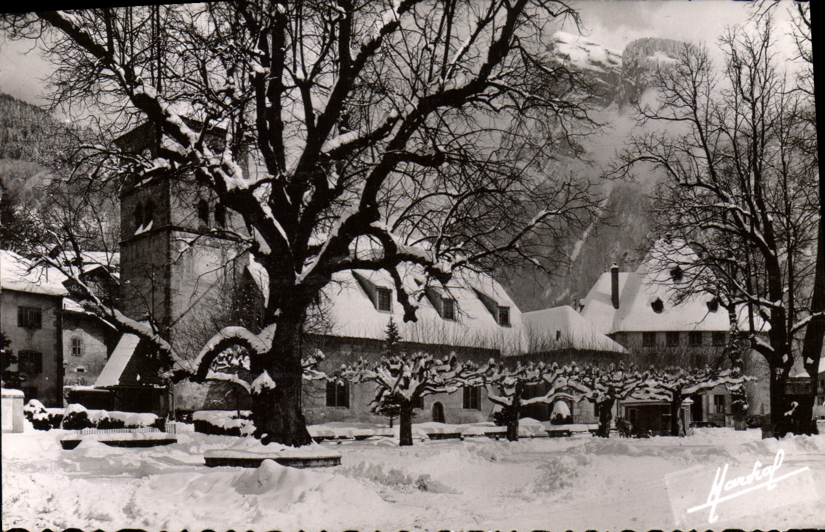 Samoëns — L'église, le gros tilleul, la Mcirie et le Criou — Martial Girard, Photographe
