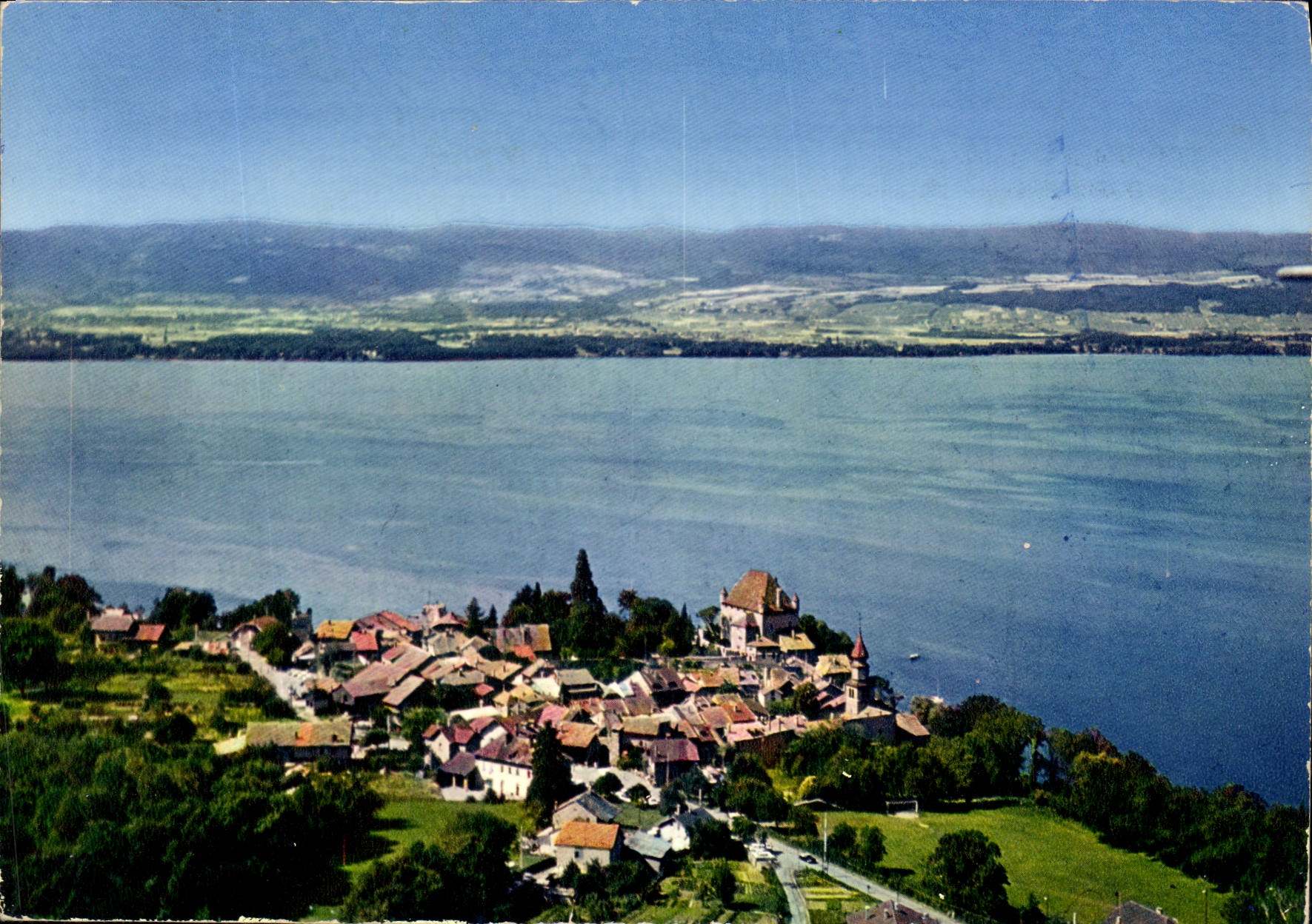 Vue aérienne — Sur les bords du Léman, la cité médiévale d'Yvoire — Éditions J. F. Mayer, Thonon