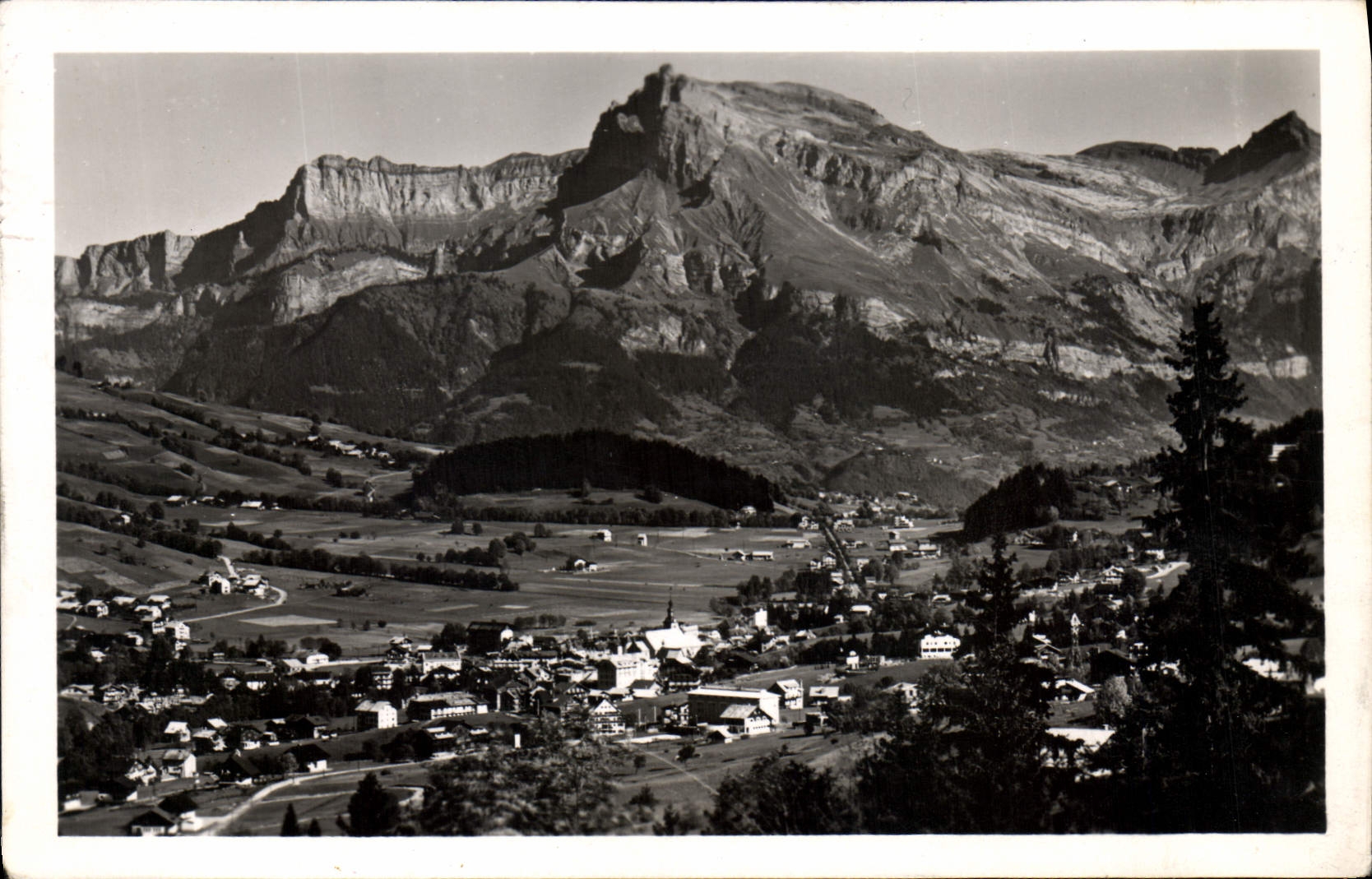 Vieille carte postale montrant la vue prise du Haubeau à Mégeve — éditeur L. WOOLRIDGE (Haute-Savoie), n°33