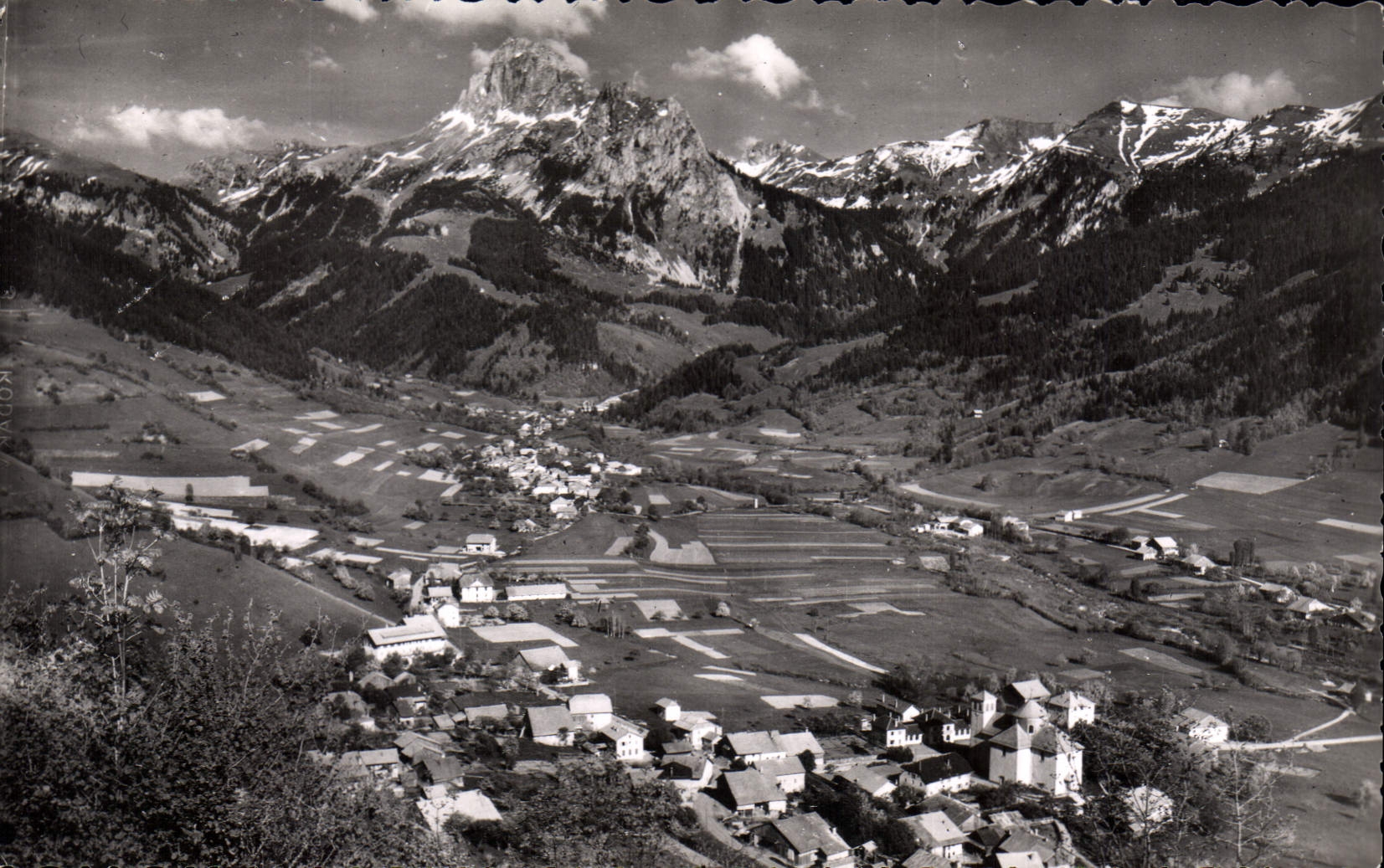 Bernex (Haute-Savoie) — Allgemeiner Blick und der Dent d'Oche (2.225 m.) — J. Cellard, Lyon