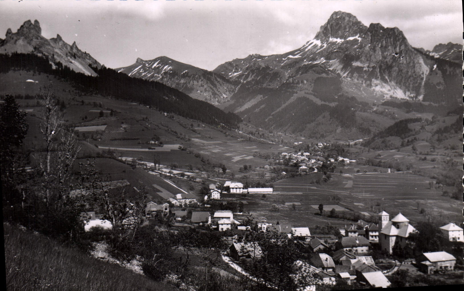Bernex (Haute-Savoie) — Ansicht des Mont César und der Dent d'Oche (2.225 m.) — Les Éditions du Chemin-Neuf - LYON