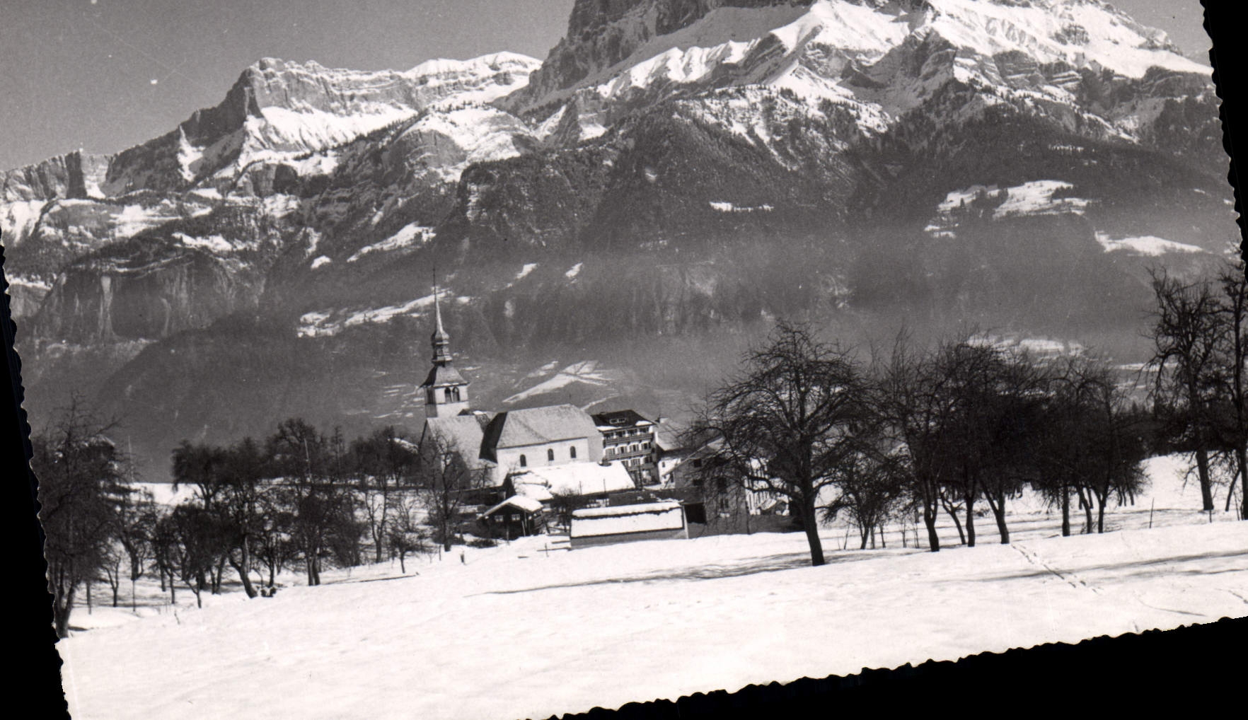 Cordon (Haute-Savoie) — Village et vue sur les Aiguilles de Warrens — Édition Hôtel du Mont-Blanc, Sylvain Knecht