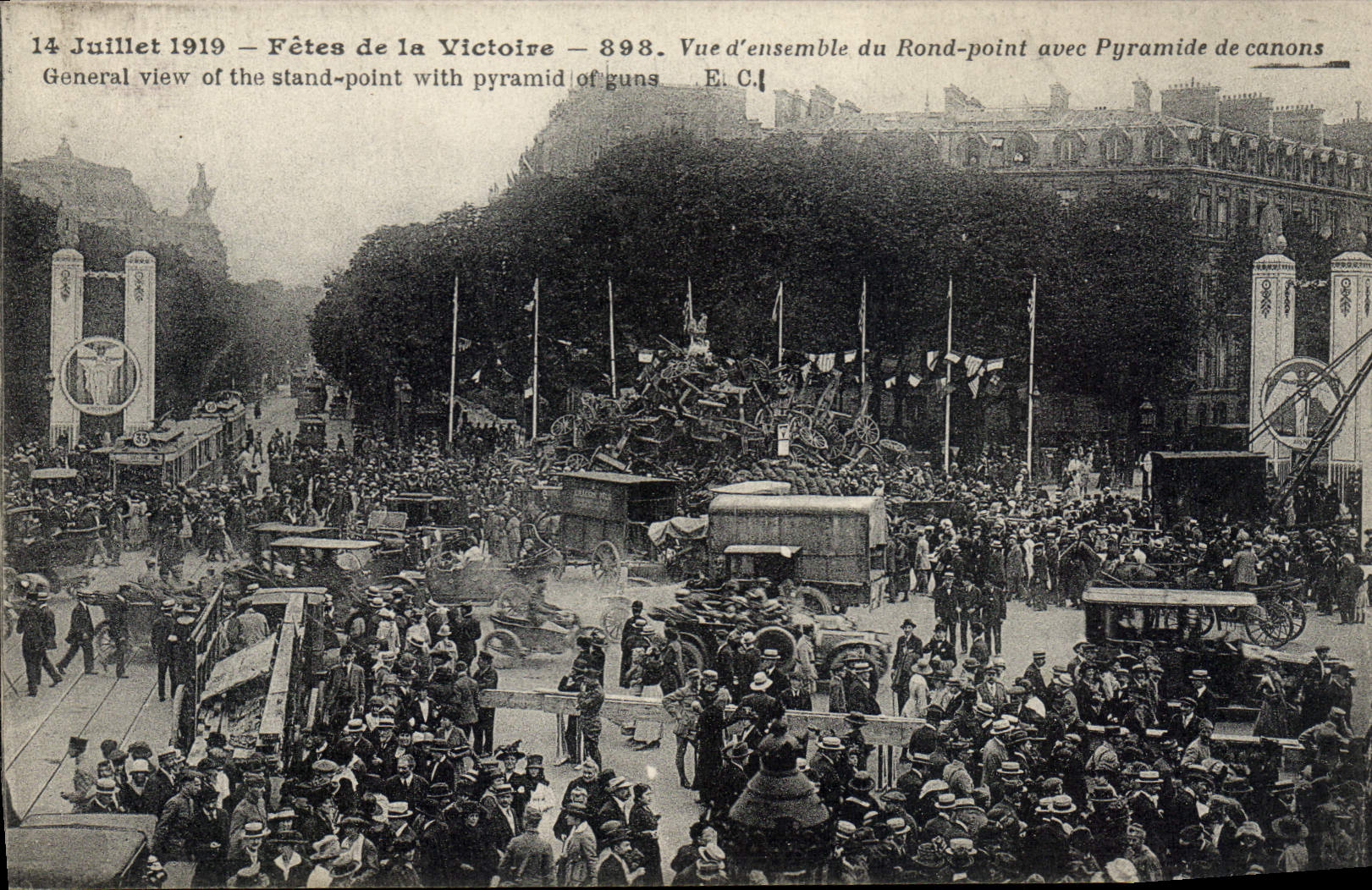Fêtes de la Victoire — 14 Juillet 1919 — Vue d'ensemble du Rond-point avec Pyramide de canons — E.C. — N°898