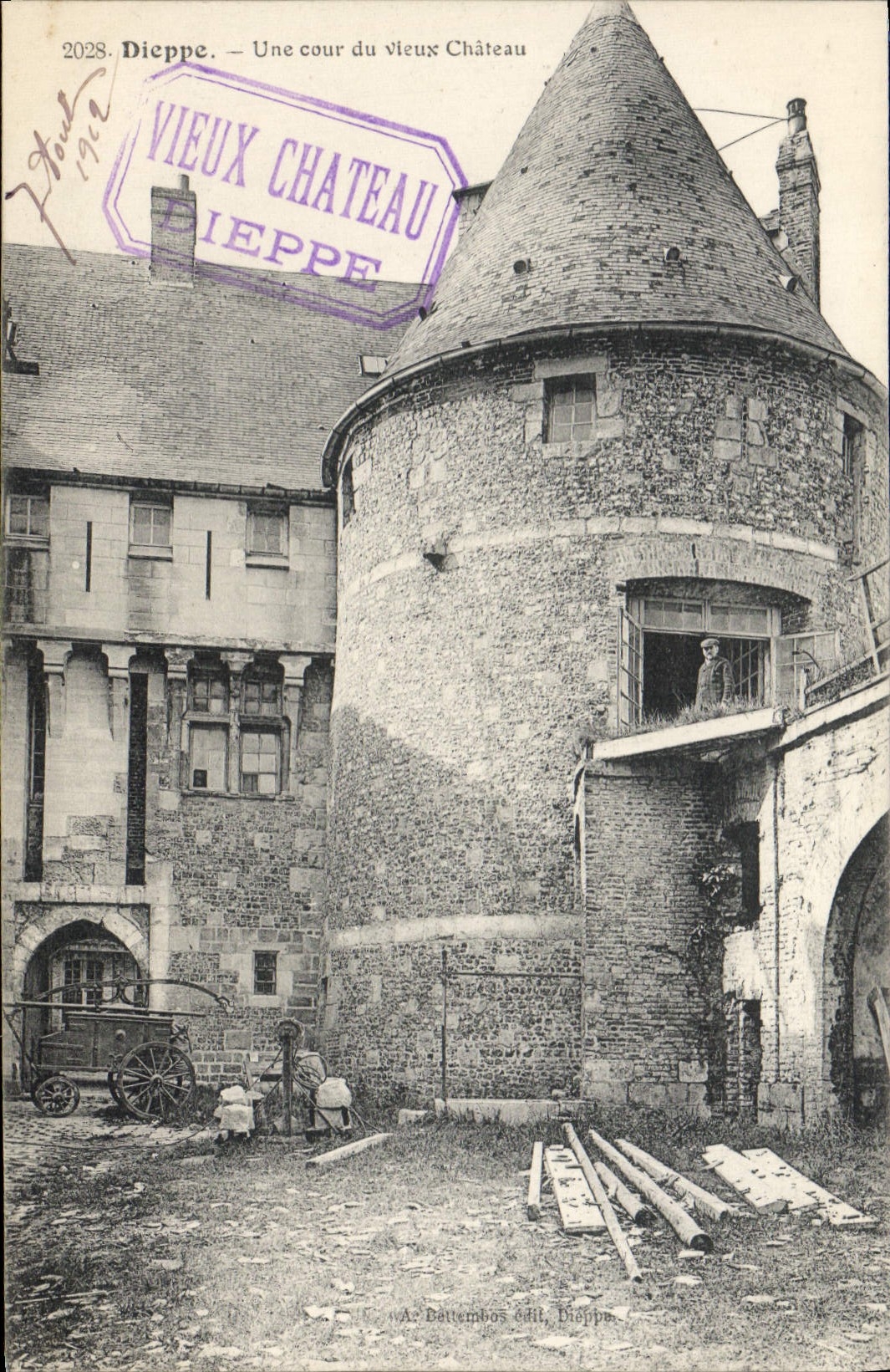 Dieppe — Une cour du vieux Château — A. Battembos édit. Dieppe