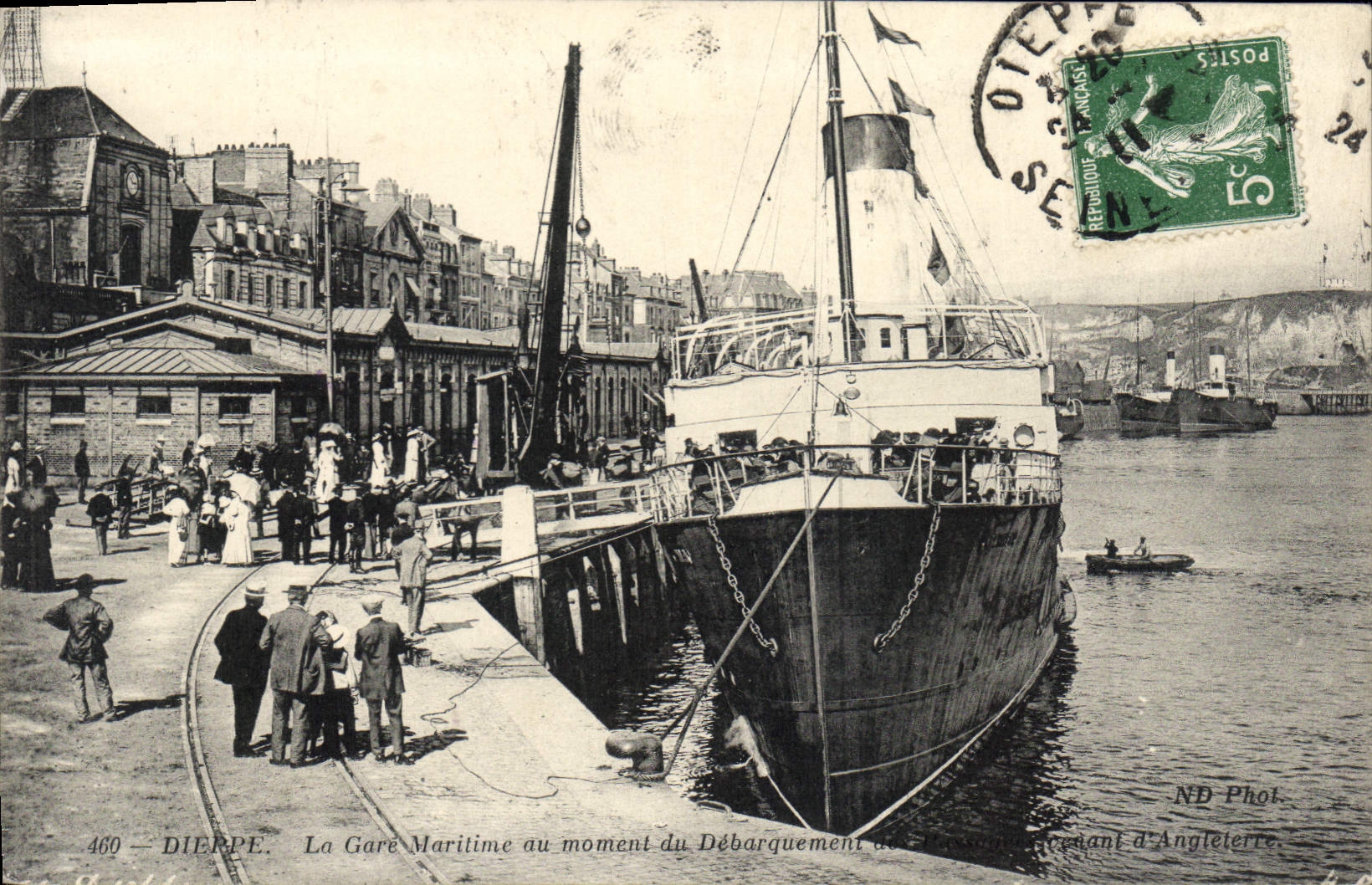DIEPPE — La Gare Maritime au moment du Débarquement d'un navire d'Angleterre — ND Phot.