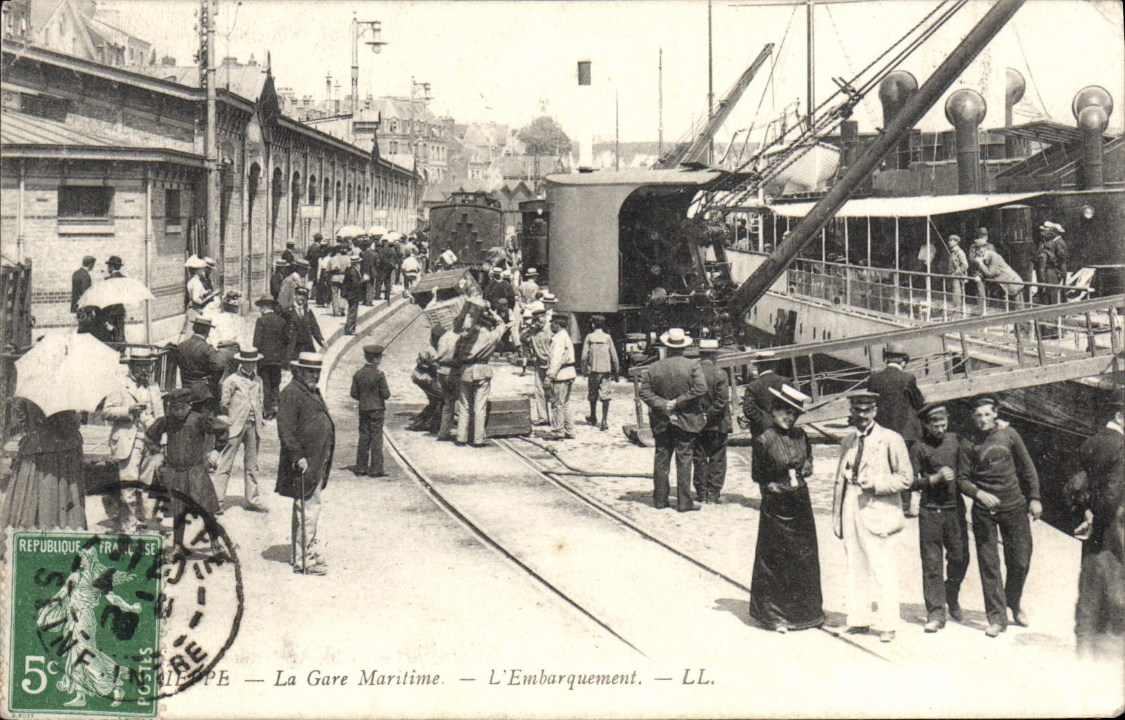 CPA Dieppe La Gare Maritime L'Embarquement