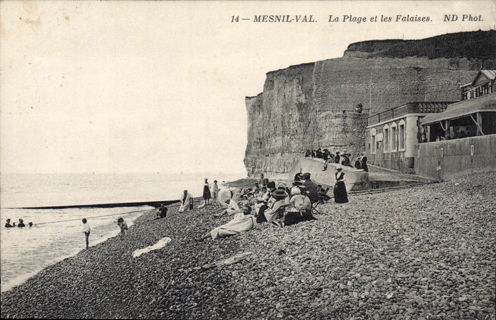 CPA Mesnil Val La Plage Et Les Falaises