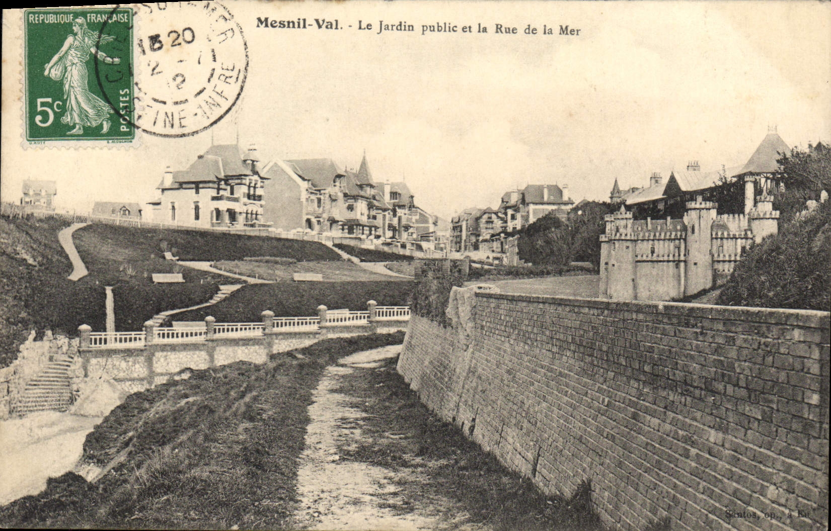 CPA Mesnil Val Le Jardin Public Et La Rue De La Mer
