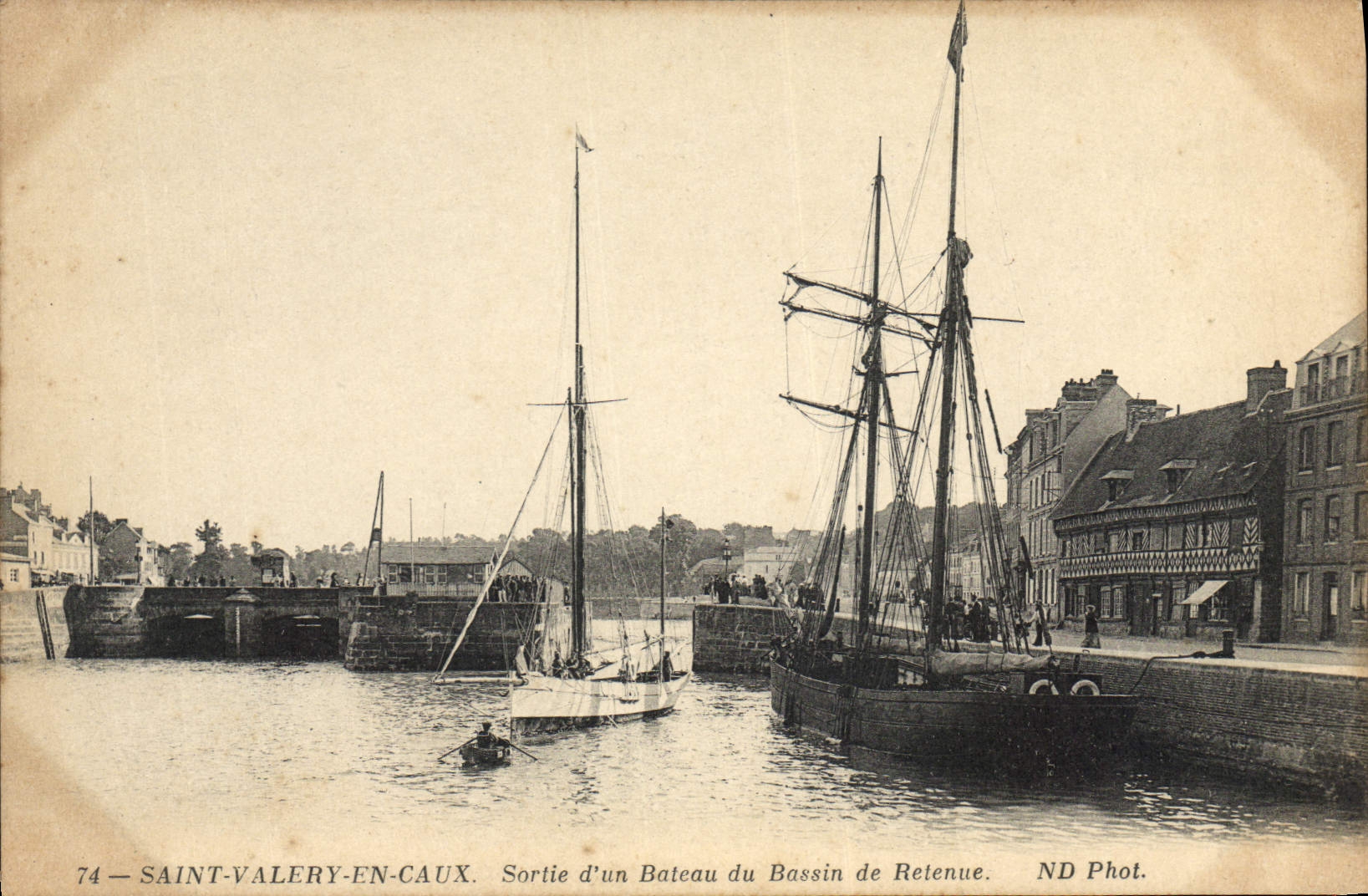 CPA Saint Valery En Caux Sortie D'Un Bateau Du Bassin De Retenue