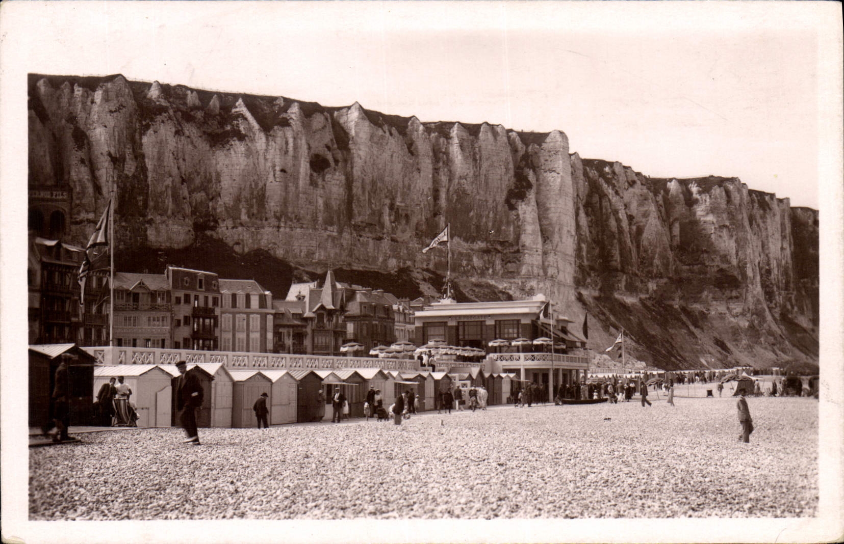 CPA Le Treport Un Coin De La Plage