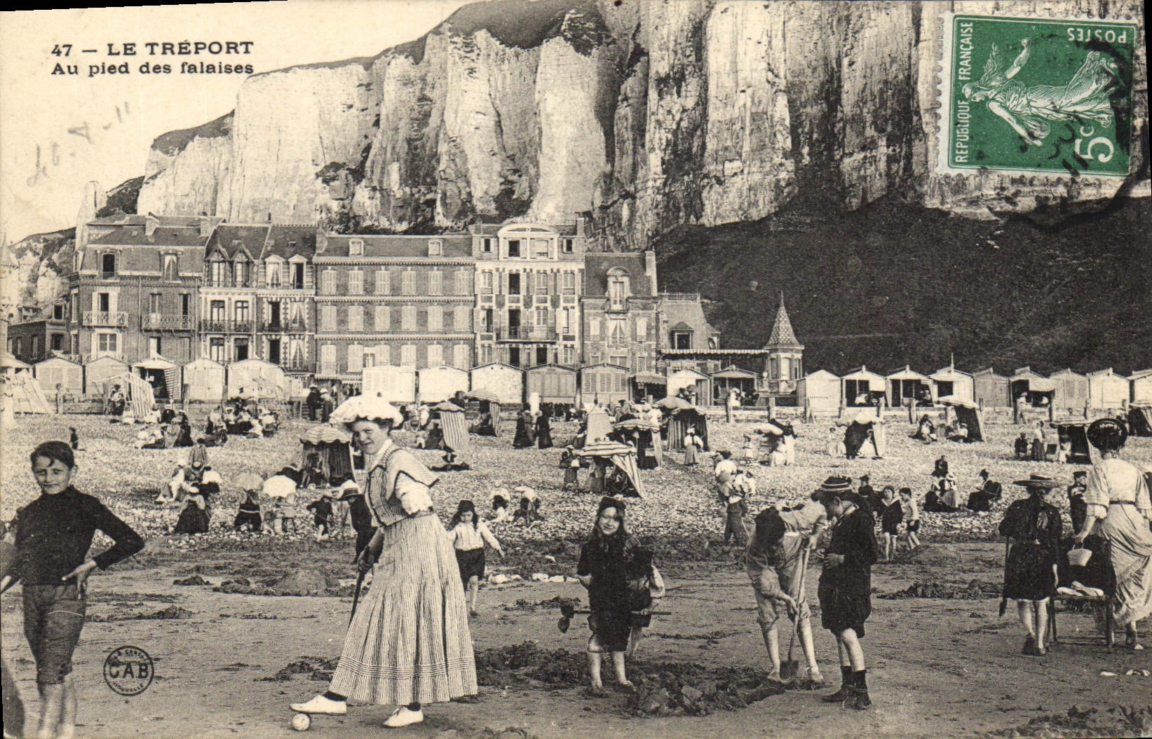 CPA Le Treport Au Pied Des Falaises
